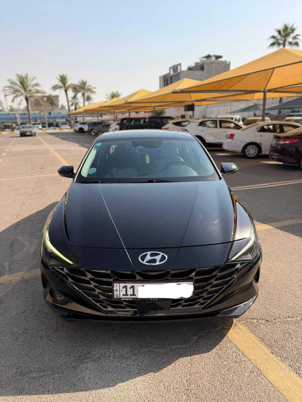 النتـرا هايبـرد لمتـــد 2023
✅ الموديل: Hyundai Elantra Limited Hybrid 2023

✅ ناقل الحركة: أوتوماتيك DCT من 6 سرعات

✅ نظام الدفع: أمامي (FWD)

✅ استهلاك للوقود اقتصادي جداً يصل إلى حوالي 50 ميل/غالون (ما يعادل أكثر من 21 كم/لتر) حسب ظروف القيادة. (Kbb.com)

🔹 مواصفات Limited الأعلى تجهيزاً:

• شاشة عدادات رقمية 10.25 إنش

• شاشة معلومات وترفيه 10.25 إنش مع الملاحة

• Apple CarPlay و Android Auto

• نظام صوتي BOSE فاخر

• شاحن لاسلكي للهاتف

• مقاعد جلد فاخرة

• المقاعد الأمامية تدفئـة وتبريد

• مقعد السائق كهربائي مع حفظ الذاكرة

• فتحة سقف (Sunroof)

• تشغيل بصمة ودخول ذكي

• إضاءة داخلية Ambient Lighting

• كاميرا خلفية وحساسات اصطفاف

• تحكمات سـتيرن  جهتيـن

• نظام المحافظة على المسار

• نظام مراقبة النقطة العمياء

• نظام التحذير من الاصطدام الأمامي والكبح التلقائي

• حساسات وأحدث أنظمة السلامة من هيونداي. (Kbb.com)

📏 المواصفات الفنية:

• سعة خزان الوقود: 11 غالون. 

• ويل ألمنيوم 17 إنش. 

• 5 مقاعد رحبة ومريحة. 

• تصميم رياضي عصري مع خطوط مميزة.

• ماشية 32 ألف كم يعني جديدة

السيارة فقط الدعامية الخلفية وشي بسيط باب السـائق كما موضح بالصور بدون ايرباك بجم كبس  نگدر نكول كلين تايتل

• للجادين فقط:ـ الأتصال
***********
يوجد واتساب 

بغـداد/الكرخ
