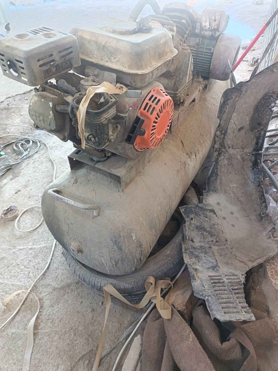 كمبريسر للبيع كامل وشغال بس تايرات مكسرات بسعر مناسب كربلاء حي العامل رقم تليفون ***********
