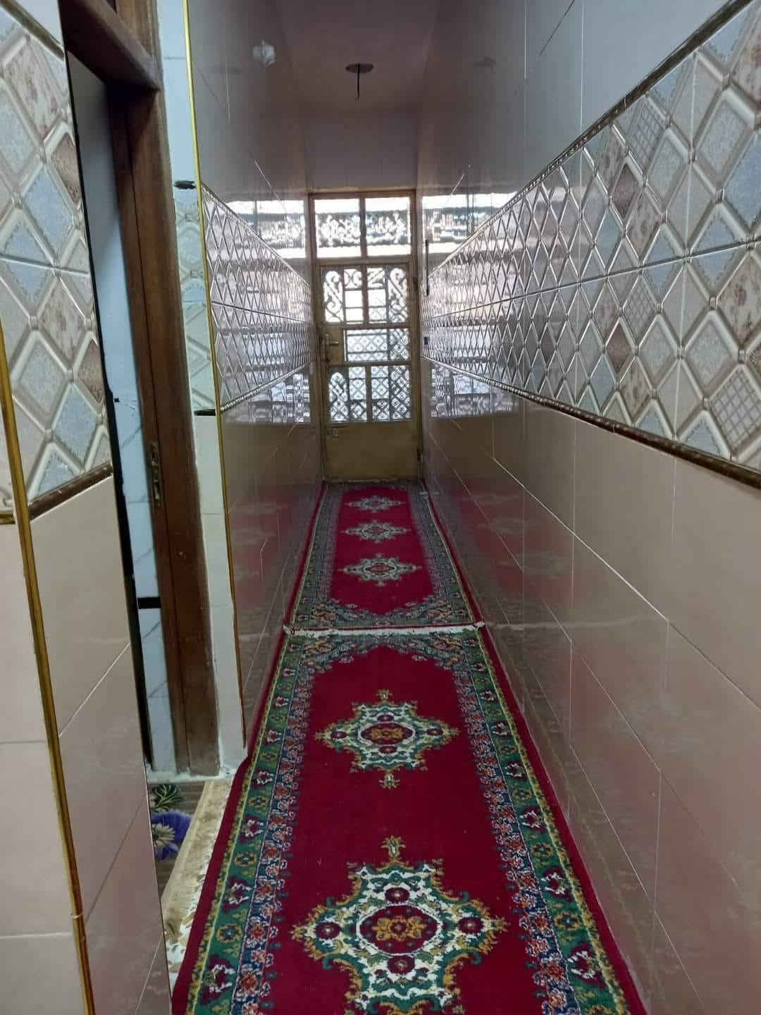 السلام عليكم دار للبيع في الزعفرانية سعيده خلف مول گراره ثالث فرع قرار (. 17. ) مشمول بالتمليك متوفر كافة الخدمات تبليط مجاري  المساحه 100م الواجهة 5 نزال 20 البيت يحتوي على صاله ومطبخ وغرفه وصحيات ثنين داخلي وخارجي ومنور وبيتونه بيها صطحين للاستفسار الاتصال على الرقم ***********
