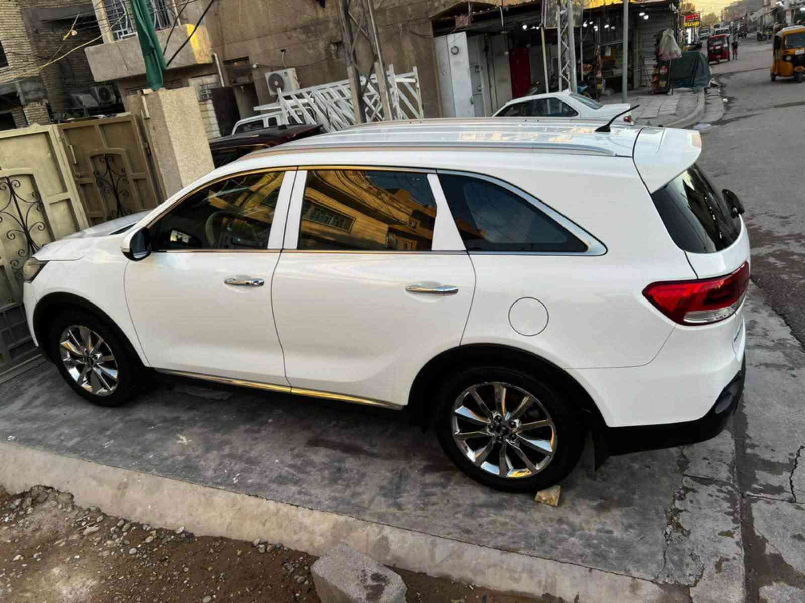السلام عليكم البيع سورنتو 2016 خليجي سبعه راكب ويل كروم تحكم ستيرن تبريد ٣ قطع بصمه مكفوله بيها بارد صغير فقط *********** سعر 195 وبيها مجال
