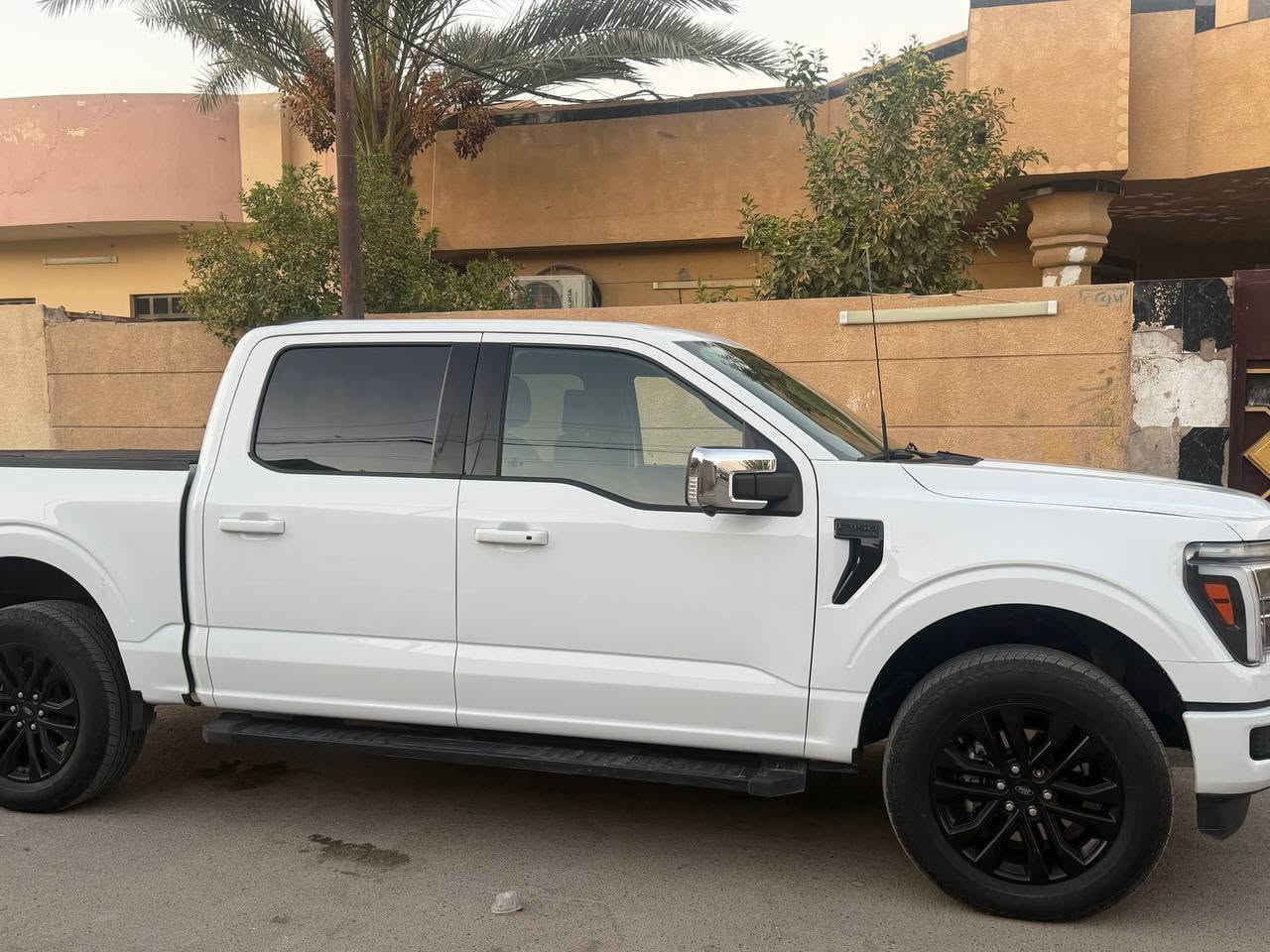 السلام عليكم للبيع فورد f150 xlt موديل 2024 ستة سلندر 3500 المرغوب بأسمي سيارة جدا نظيفة فول مواصفات مكانها بغداد الغزالية السعر 295 للأستفسار ***********
