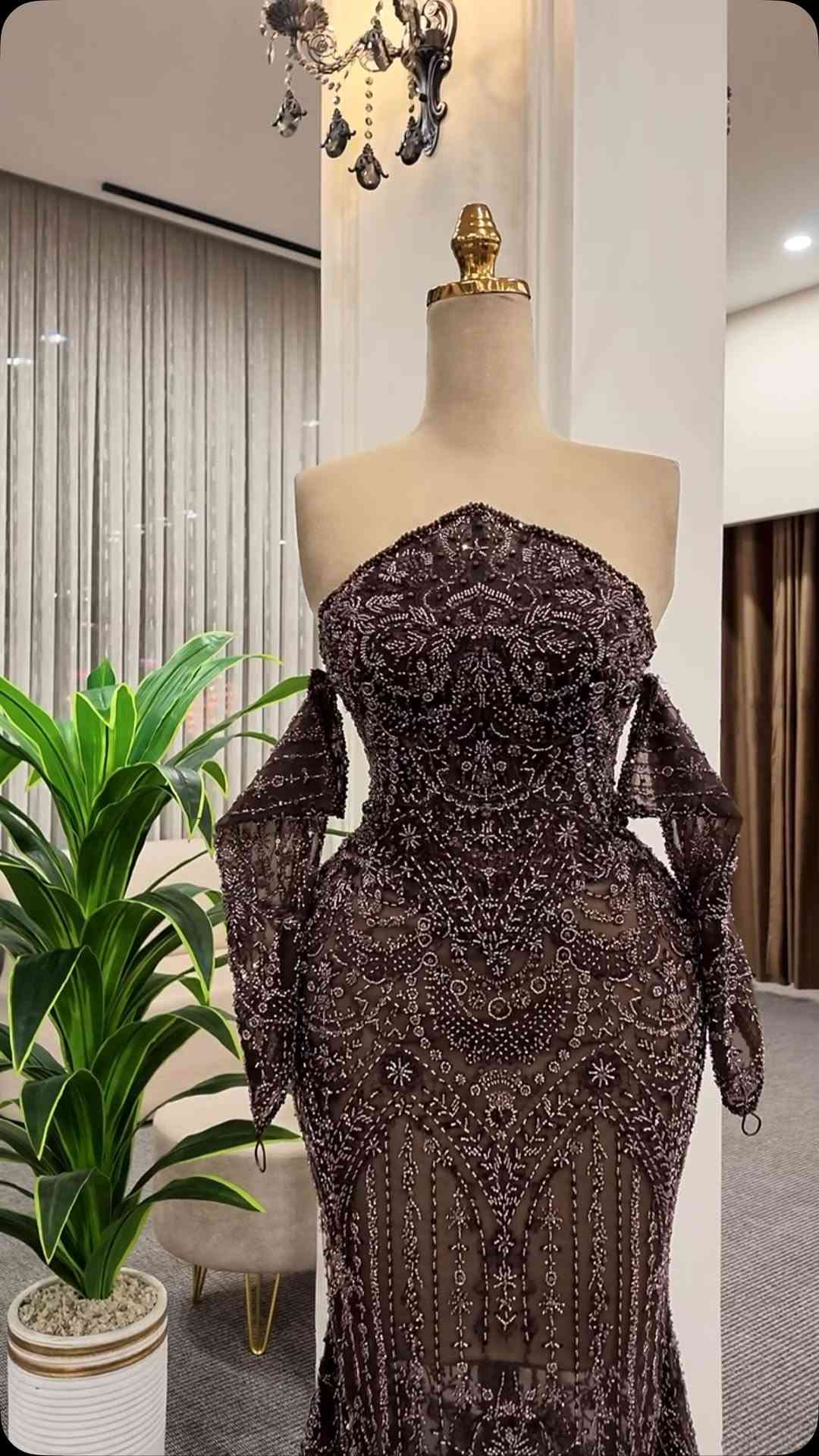تطريز مرصع • ذيل ملكي • فخم