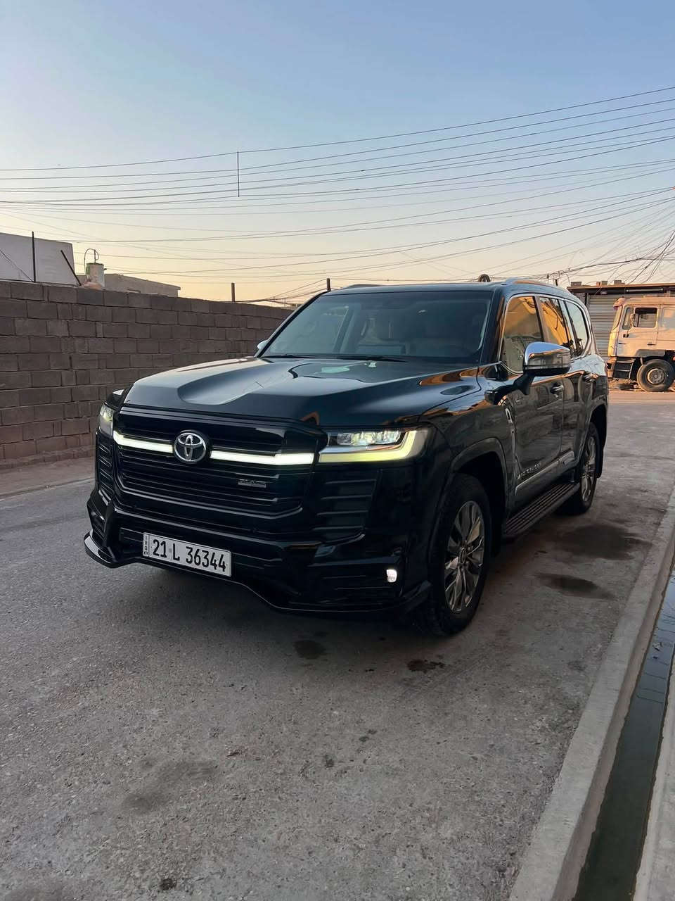 السلام عليكم 
تويوتا لاندكروز 2023 V.X LIMITED باب اول SAS مكفولة كفالة عامة 
ماشي 40.000KM
المواصفات :
بصمة 
فتحة
بردة خلفية 
فول تحكم ستيرن 
كراسي كهربائي 
‎كراسي خلفية كهرباء + تبريد 
كراسي امامية تدفئة تبريد +كهرباء+ ميموري 
‎ لايت امامي 3 عدسات
شاحن لاسلكي
شاشة كبيرة
شاشات خلفية 
‎فتحة سقف بصمة 
‎تعديل مسار 
‎سماعات JBL
‎دشبول ديجيتل 
اوتو هولد
‎سايد بريك دكمة
‎ستوب لايت ليد
وبعد هواي مواصفات
السعر 675 ورقة
هـ *********** 
مكاني بغداد

