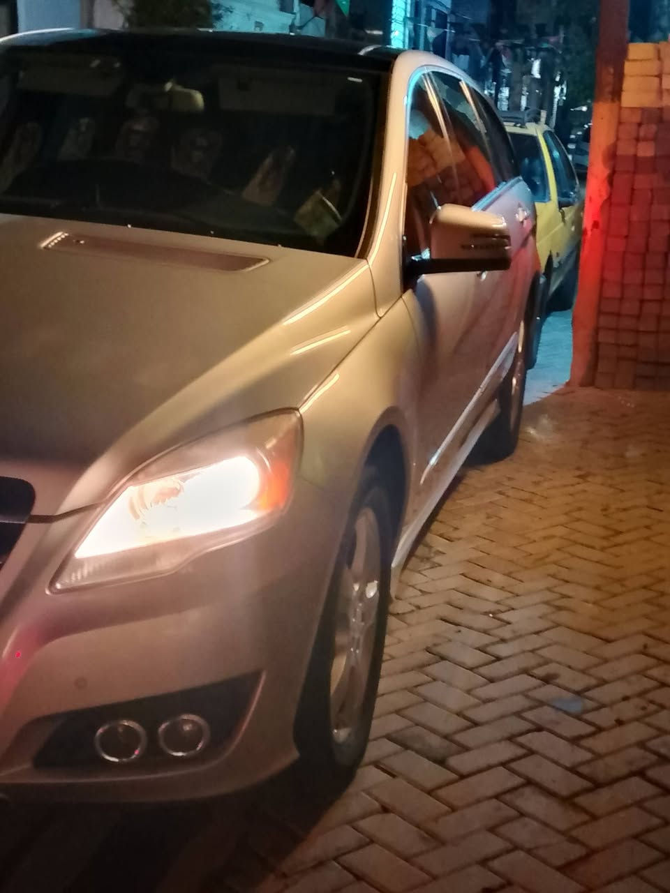 مارسدس موديل 2013 R350
جديد بدون كص كفاله من كلشي 
فور ويل 
7راكب جديد 

بيع فقط 

العنوان بغداد مدينة صدر 
***********
