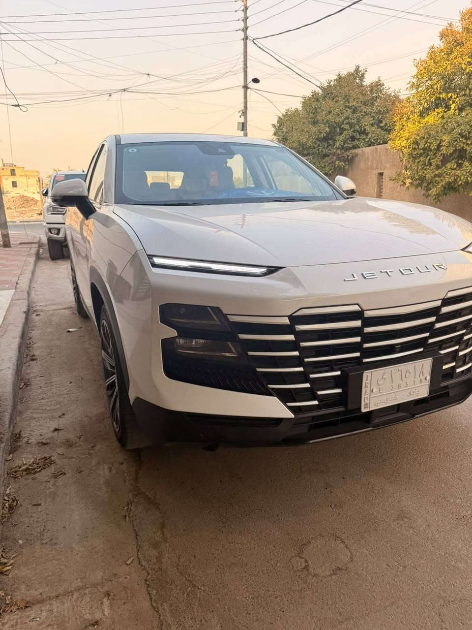 🚗 جيتور داشنك لكجري (Jetour Dashing Luxury) - أبيض صدفي (للبيع أو المراوس)
سيارة جيتور داشنك فئة لكجري (أعلى مواصفات)، باللون الأبيض الصدفي المميز، ماشية 73 ألف كيلومتر فقط. السيارة بشرط الفحص ومكفولة بالكامل من الناحية الميكانيكية والكهربائية (كير، محرك، كهربائيات)، بدون أي نقص أو عطل وجاهزة للاستخدام فوراً.
أبرز المواصفات:
 * محرك توربو قوي واقتصادي مع ناقل حركة أوتوماتيكي سلس.
 * سقف بانوراما عريض.
 * كاميرات رؤية محيطية 360 درجة مع حساسات ركن.
 * شاشة عرض مركزية عملاقة تعمل باللمس مع لوحة عدادات رقمية.
 * مقاعد جلد فاخرة بتحكم كهربائي.
 * مقابض أبواب مخفية تفتح تلقائياً وإضاءة LED بالكامل.
 * نظام دخول وتشغيل ذكي (بصمة).
 * إضاءة داخلية محيطية (Ambient Light).
 * أنظمة أمان وتوازن حديثة مع تثبيت سرعة وأنظمة قيادة متعددة.
💰 السعر: 24,000,000 دينار عراقي (24 مليون) أو المراوس مع سيارة مناسبة.
📍 الموقع: بغداد - المنصور
📞 للتواصل والاستفسار: ***********
