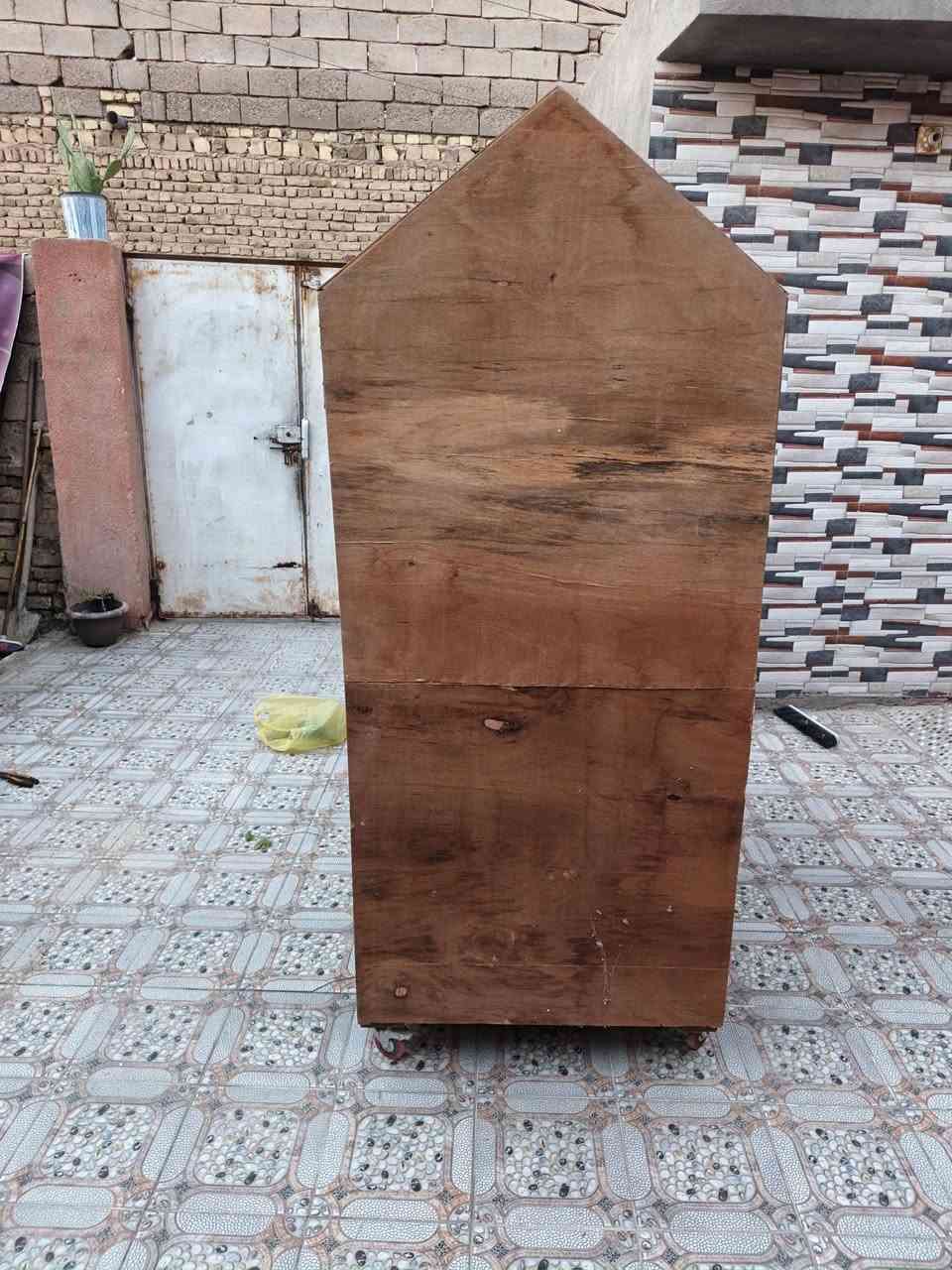قفص للبيع الطول مترين والعرض متر متنقل مستخدم قليل سعره ٨٠ وبي مجال
