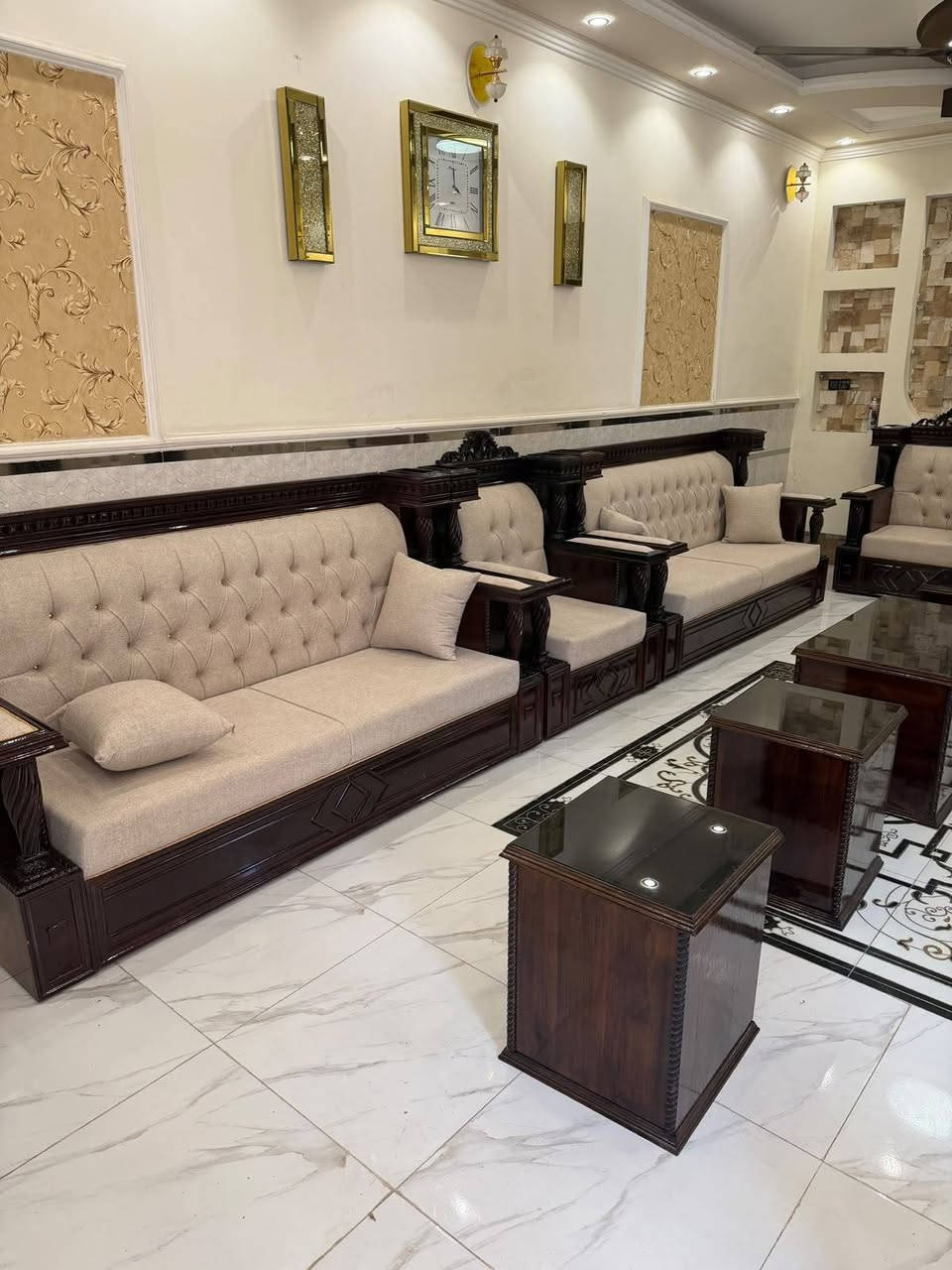 المساحة الصغيرة مو عائق للتصميم ✨

استثمرنا كل سنتمتر، وصمّمنا ديوان للضيوف وديوان للبيت، كل واحد بموديل مختلف وتفاصيل مصنوعة حسب ذوق الزبون.

من الخشب والقماش إلى أدق الزخارف… النتيجة راحة وفخامة 
نجاره علي كاضم بابل الحمزه الغربي 
واتساب ***********

