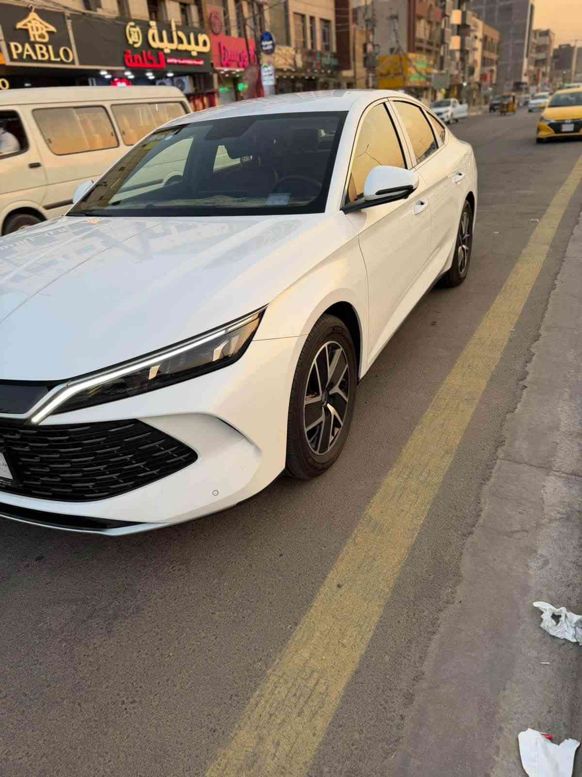 السلام عليكم 
للبيع بي واي دي 
كن ال  موديل ٢٠٢٤ السيارة رقم بغداد 
كفاله عامه بيها بس رصعة بالبنيد
ماشيه 16 الف  الكلي مواصفات السيارة

٥ كاميرات 
دخول ذكي 
قمارة حديد
شاشه دجتال 
شاشه وسطيه دواره
كرسي كهرباء 
داخل جلد زيتوني
بصمه تشغيل وبصمه أبواب 
بك لايت لد متصل وعلامه byd لد
للاستفسار الاتصال 
***********
