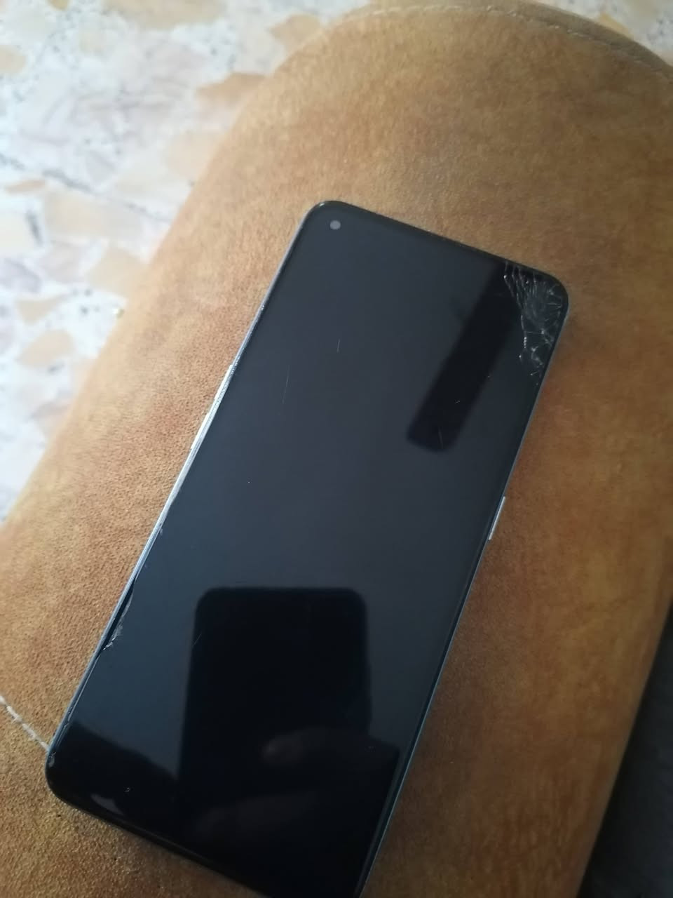ريلمي جي تي ٢ زاكره ٢٥٦ رام ٨  يرادله شاشه فقط قفله ٤٠ للتواصل ***********
