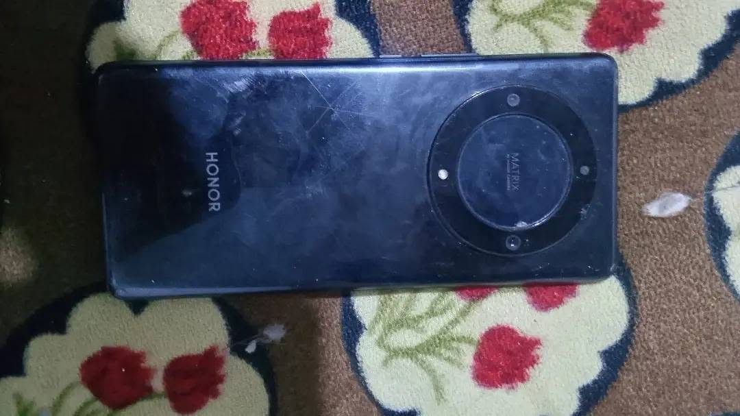 هونر x9a5Gجهاز شاش بيه خطوص وضربات مامأثره عل لمس كله شغال شحن مخابره تكنيك صوت كامره سعره 175 بي مجال قليل مكاني كوت ***********
