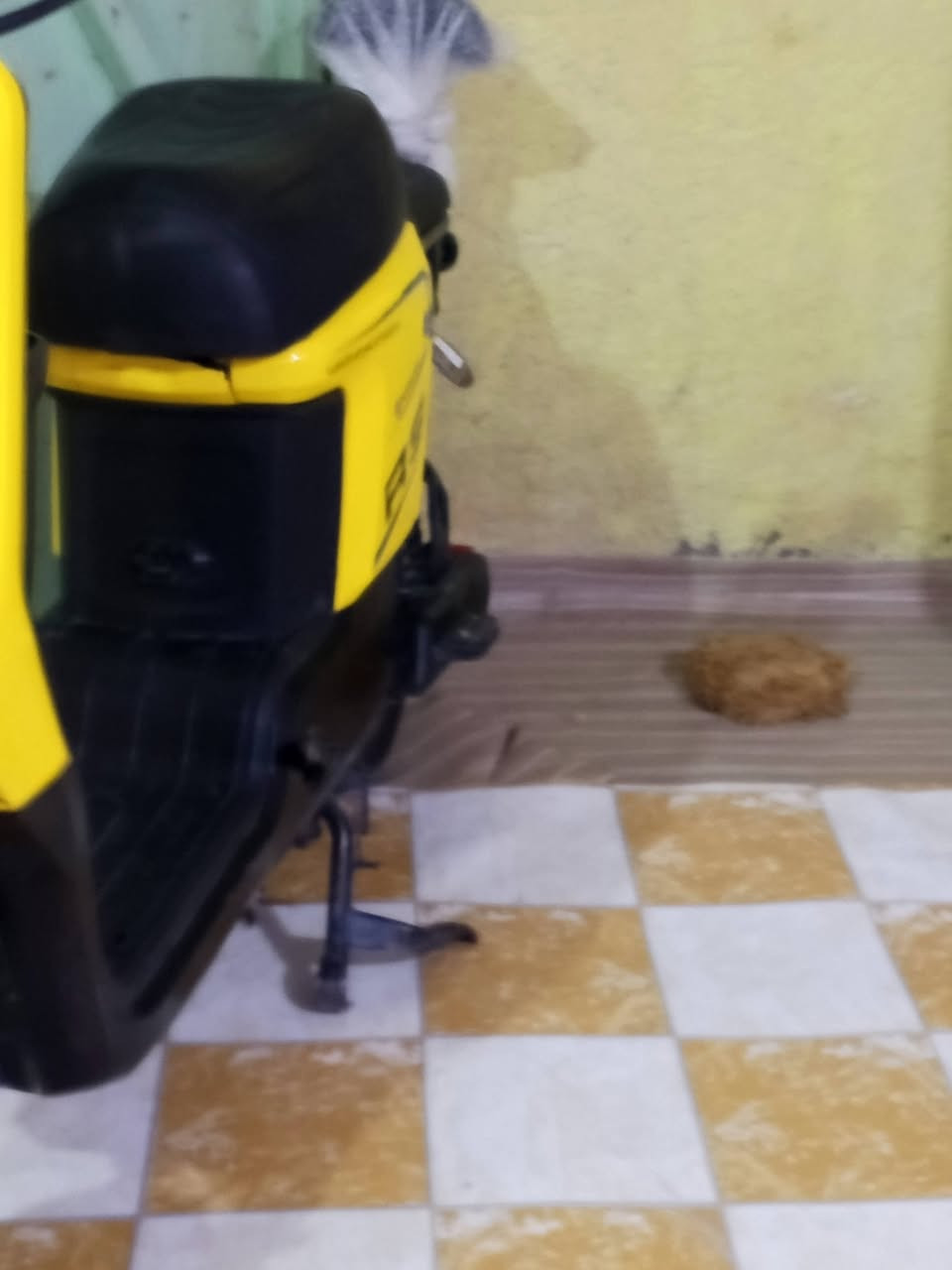 السلام عليكم دراجه ار 9 بطاريات 16 ابير وبطاريات 5 سعر مناسب  الرقم ***********
