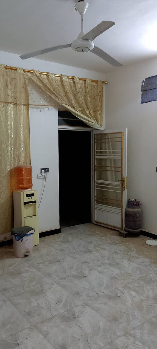 بيت لبيع في حي الحكيم  نزلة الوائلي مساحه 200م يتكون من غرفين نوم وهول داخلي واستقبل ومطبخ وصحيات داخليه وبيتونه كبيره  /ملاحظه البيت مبني من بلوك والسقف صب كونكريت
الاستفسار /واتساب /***********

بيت لبيع في حي الحكيم  نزلة الوائلي مساحه 200م يتكون من غرفين نوم وهول داخلي واستقبل ومطبخ وصحيات داخليه وبيتونه كبيره  /ملاحظه البيت مبني من بلوك والسقف صب كونكريت
