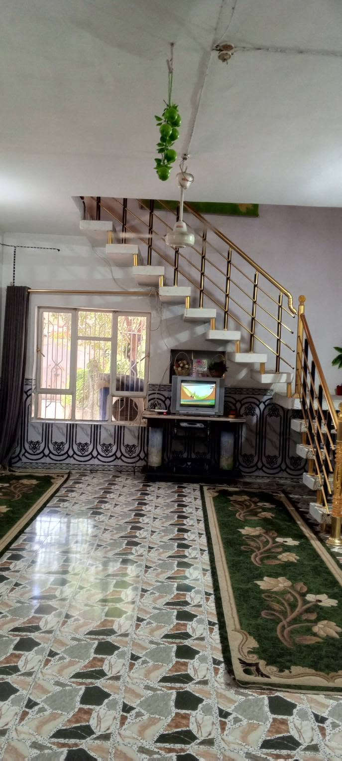بيت للبيع طابو صرف المساحة 150م بالسند واقع حال 275م يوجد فيه ثلاث غرف وصاله ومطبخ  واستقبال وصحيات داخلية وخارجية ارضيه بورسلاين جدران  البناء البوكس صب وباقي البناء بلوك مضغوط والسطح صب بناء درجة اولى   العنوان/ الحمزة الغربي حي العسكري حي الاصدقاء قرب مولده عمار فيصل على الشارع الرئيسي تبليط 
 الاستفسار الاتصال على الرقم***********
