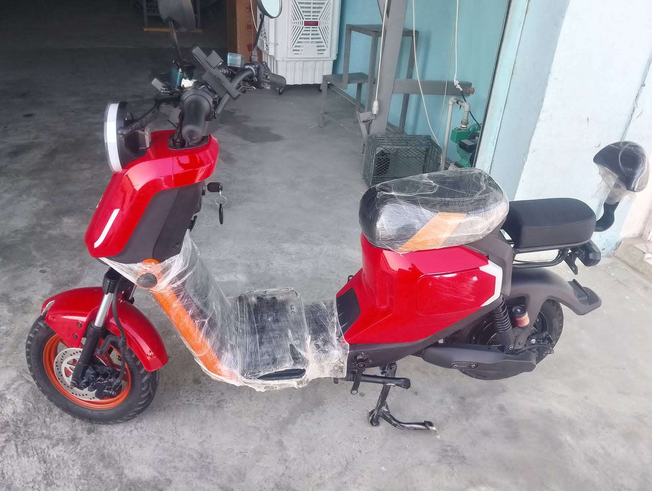السلام عليكم ورحمة الله وبركاته
دراجة شحن للبيع نوعية أو شركة 918 M&S Bike
موديل 2025
وحده من أحدث الدراجات الشبابيه في السوق
الإضاءه :منظومه إضاءة LED كامله لايت أمامي ( عالي وناصي) إشارات جانبيه واضواء مبهره 
التحكم والأمان على نظام P للأمان عند التوقف 
بالإضافه إلى منفذ USB لشحن الهاتف .
الحركه العكسيه: تدعم نظام البك ( الرجوع للخلف) كهربائياً.
أربع باتريات كبار كل باتري 28 A.
السرعه 99
سويچ عدد 2 بصمه.
شاحن أصلي.

السعر 500 وبيها مجال 
العنوان ناحية الزاب 
للإتصال والإستفسار على الرقم ***********
