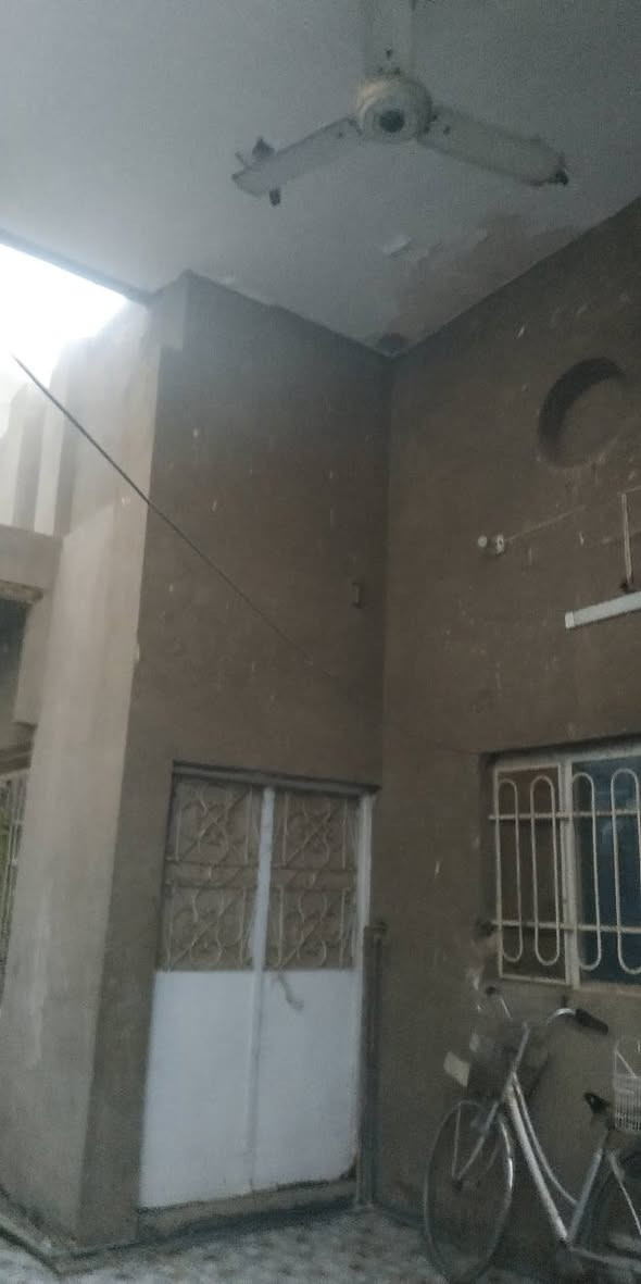 دار سكن للبيع مساحة 220m  يقع في بداية الفرع المقابل لحسينية اهل البيت (بيت جريان) والبلدية يحتوي على غرفتين نوم وصالة واستقبال ومطبخ وصحيات داخلية وخارجية وممرات حول البيت من كل الجهات  سقف شيلمان واجهة 22m على شارع عام للبلدية  بيع او مراوس حسب القناعة سعرة (175 مليون) اتصال ***********
