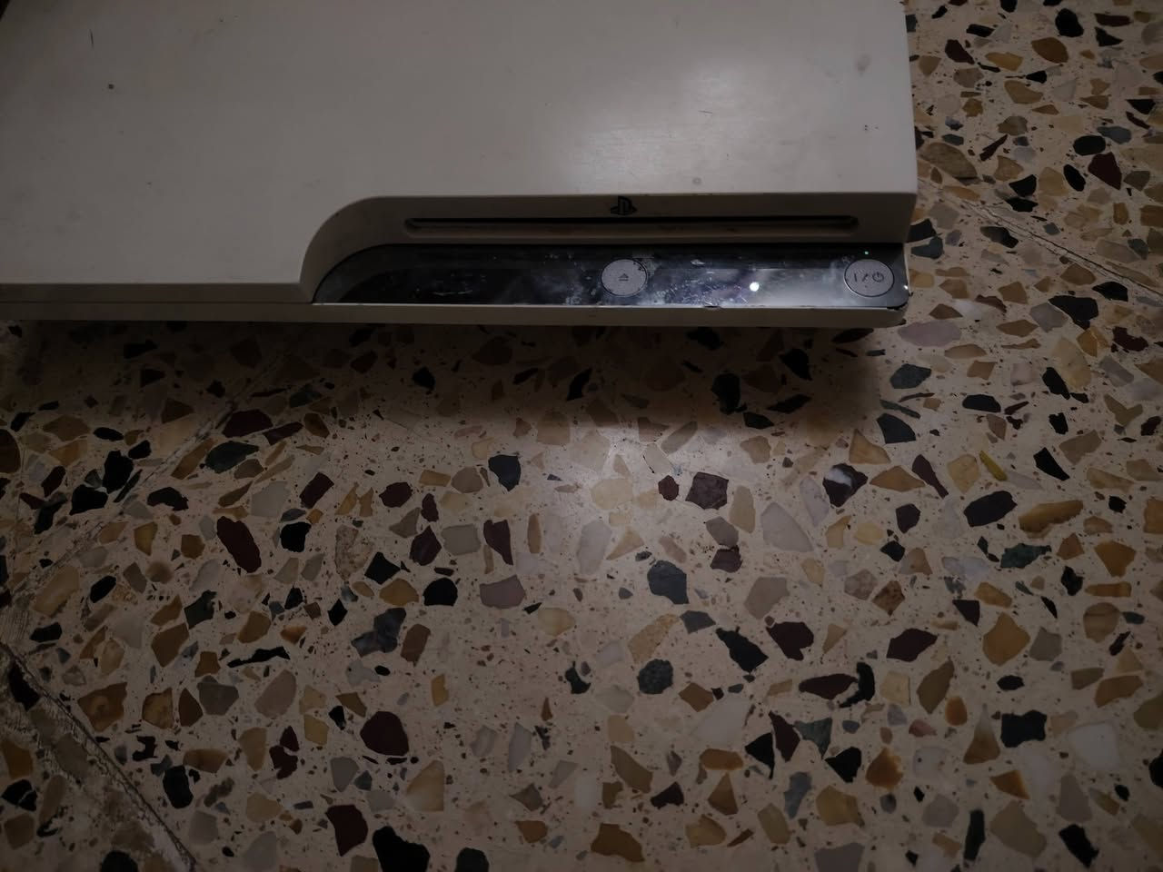السلام عليكم اخوان بلاي 3 للبيع مكاني موصل جوستك واحد اغراضه كامله كيبل الكهرباء وكيبل شحن مال جوستيك وكيبل hd هو نظام مكاتب وبي العاب البلاي 3 والبلاي 1 وبي بيس 24 وبي جي تي اي 5 مهكره السعر 100  والتحويل عن الماستر   للتواصل على الرقم *********** فقط
