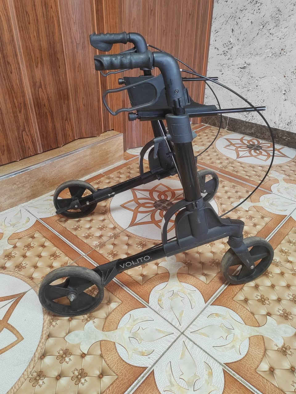 مرحبا عندي عربانه لكبار السن جديده نضيفه اصليه صنع ألمانيا وتصير كرسي للجلوس هم وتايراوبريكات هم بيها السعر ٧٥ العنوان حمدانيه رقم الهاتف ***********
