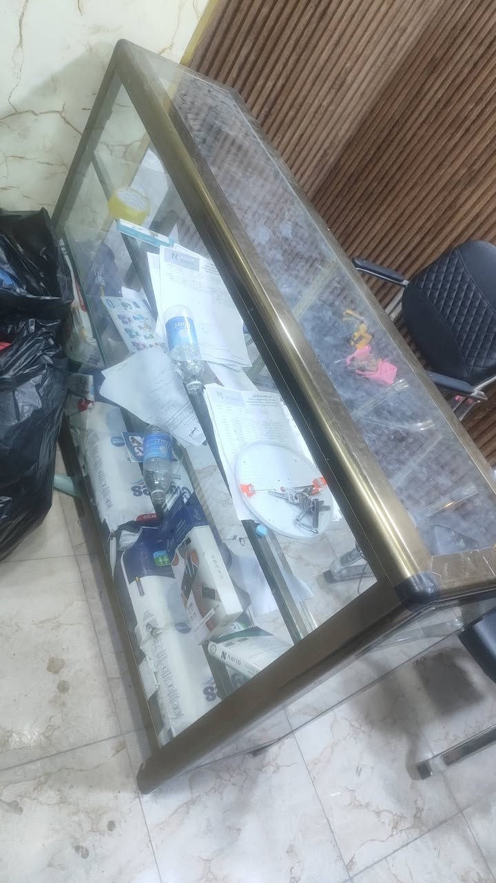 فاترينه المنيوم زجاجيه نظيفة للبيع المكان الشعب *********** السعر 60 الف
