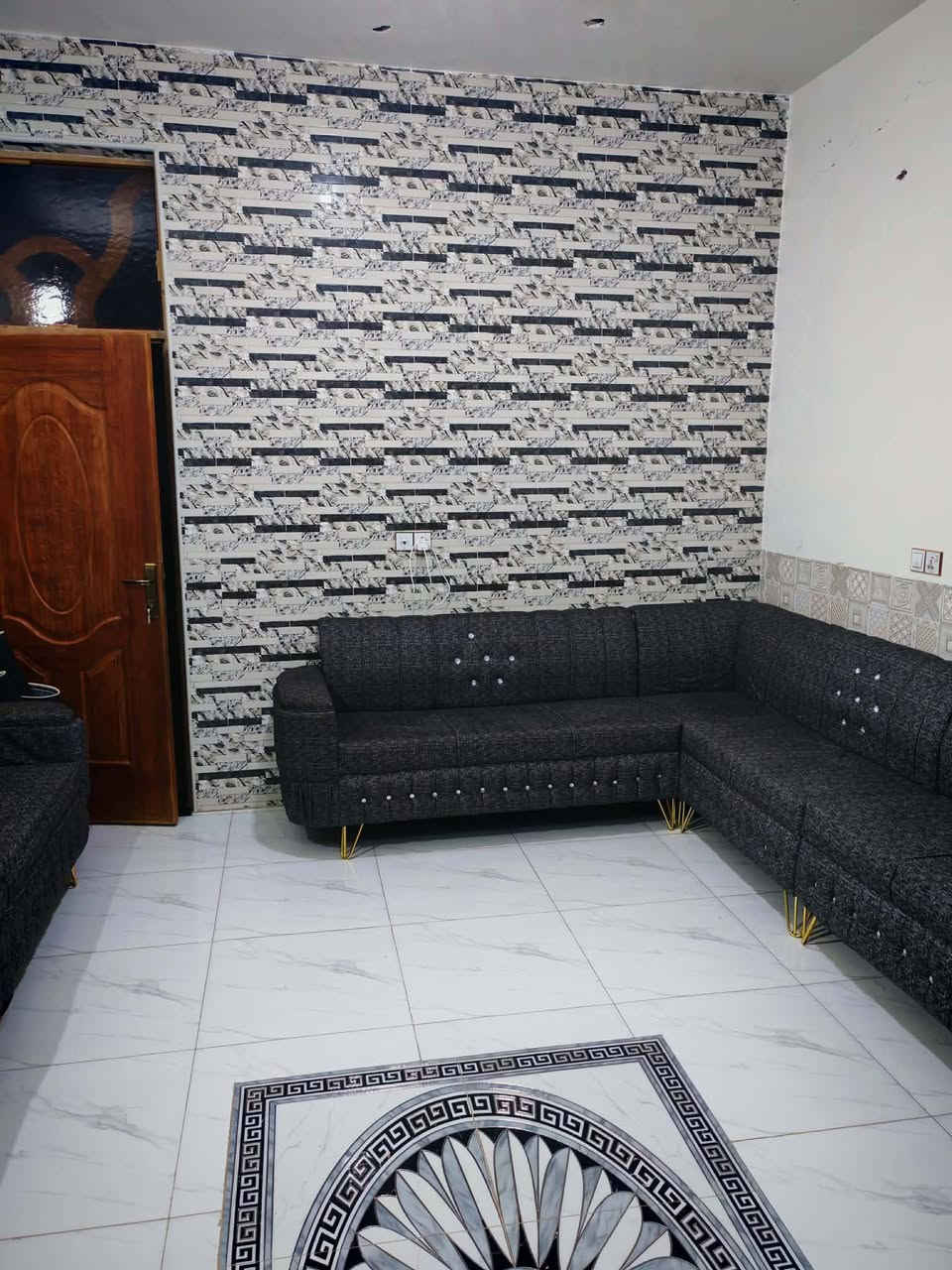 السلام عليكم ورحمة الله بيت للبيع مساحه 250م كامل سيراميك عدا المطبخ بيت درجه اولئ بناء طابوق متكون من غرفتين وهول ومطبخ واستقبال وصحيات خارجيه وداخليه الاستفسار اكثر الاتصال ع ***********

