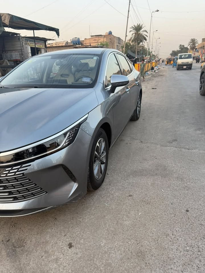 السلام عليكم بي واي دي BYD ديستروي 2025شراء2026 
لون رصاصي داخل ابيض
رقم بغداد
سايد بريك دكمة
شاشة قلاب
تشغيل بصمة و عند بعد تدعم الكارت
كامرة خليفة دواره و حساسات
وبعد مواصفات بيها ضربة مثل ما موضح بالصور
ماشية 26الف
***********
