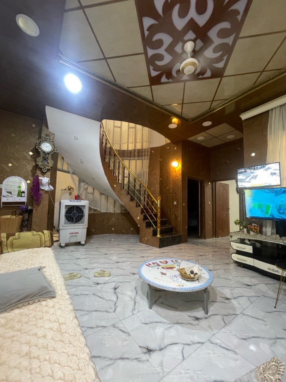 بيت في سامراء حي المعمل موقع مميز مكون من 5 غرف 2 طابق ارضي وحده سويت و3 طابق ثاني وحده سويت وخمس صحيات وحمام وصاله وديوان ومطبخ واسعات خدمات فول وشارع تبليط ومي الابي معقم بليه فلتر وبليه ماطور  