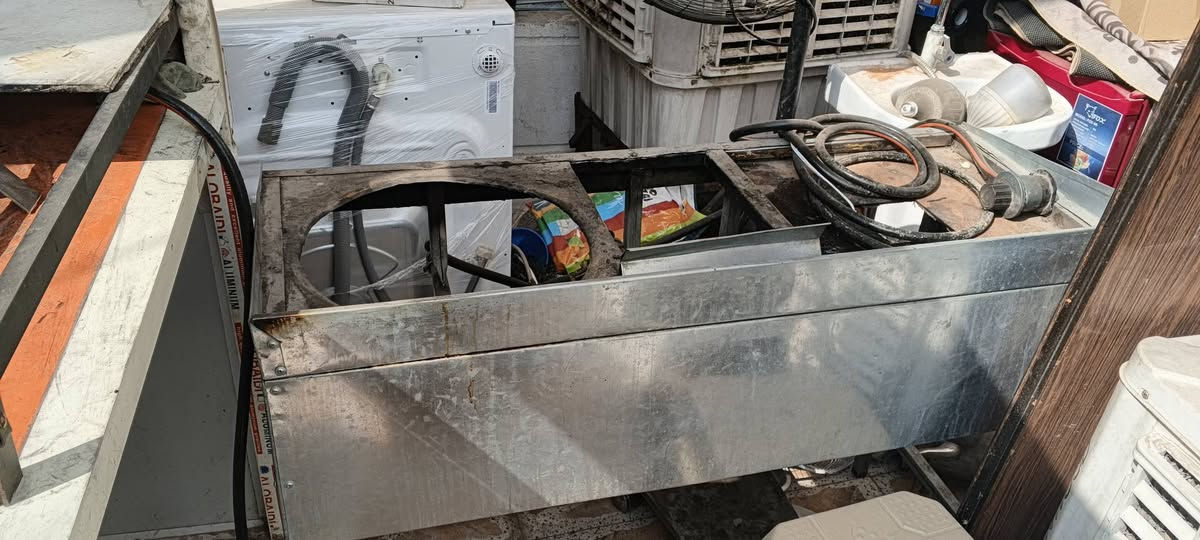 متر ونص • يحتاج سيراميك • طباخ ٣عين