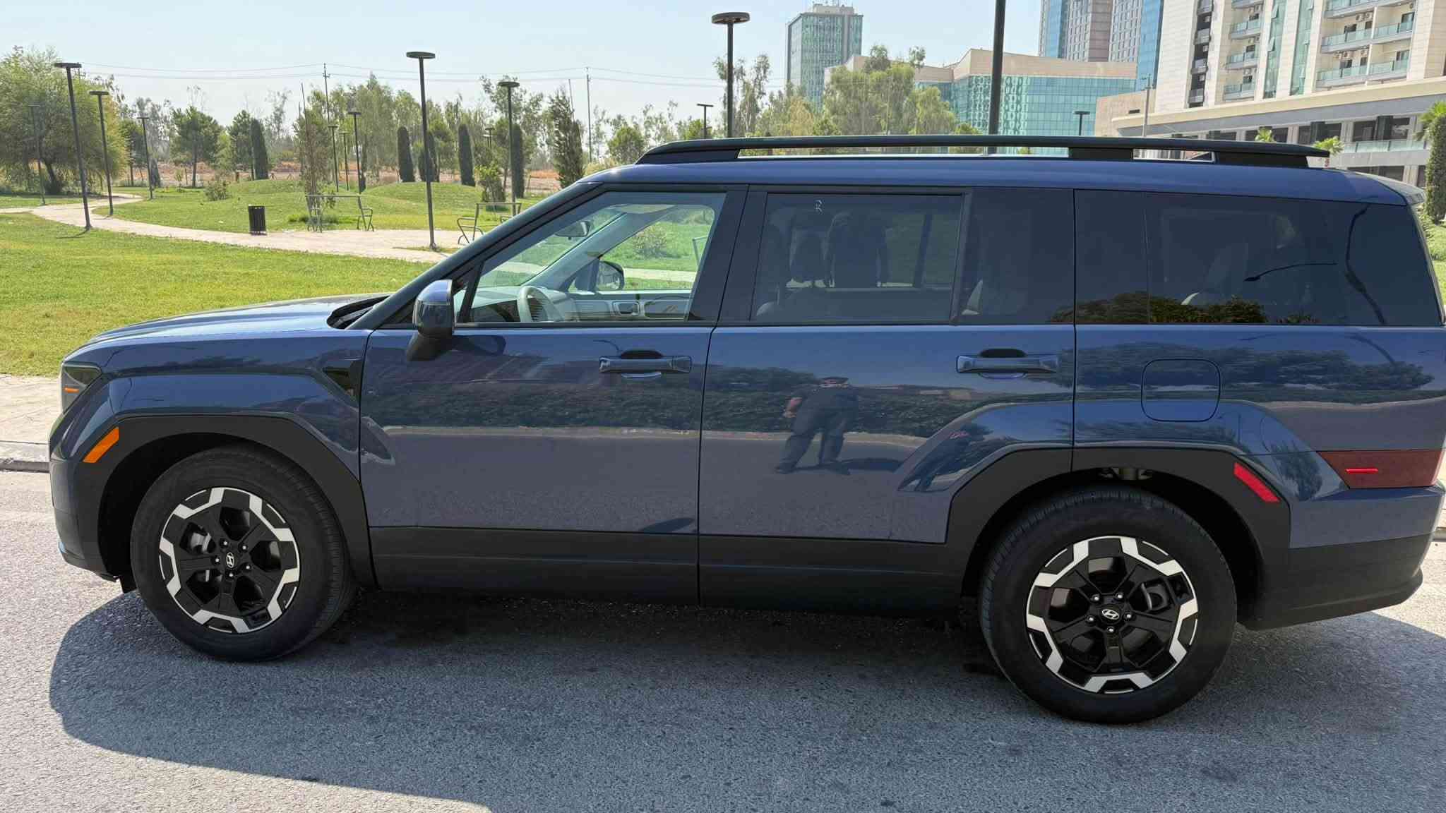🚘 Hyundai Santa Fe SEL 2026
📌 VIN: 5NMP2DGL3TH172012
⚙️ المحرك: 2.5 تيربو – 4 سلندر – AWD
🔥 القوة: 277 حصان
🎨 اللون: Atlantis Blue الجديد
🤍 الداخلية: جلد أبيض بالكامل
👨‍👩‍👧‍👦 3 صفوف – 7 ركاب
📍 الموقع: أربيل
🛣️ الممشى: 7,800 ميل فقط

أبرز المواصفات:
• شاشة كبيرة متصلة مع العداد
• رادارات أمامية وجانبية وخلفية• تحديد المسار والقيادة المساعدة + Blind Spot
• فرملة تلقائية + حساسات أمامية وخلفية
• دخول وتشغيل ذكي + تشغيل عن بُعد
• فرامل يد إلكترونية + Auto Hold
• 4 وضعيات قيادة: Normal / Sport / Custom / Snow
• مثبت سرعة ذكي + مثبت نزول منحدرات
• تبريد أمامي وخلفي والصف الثالث
• تدفئة الكراسي الأمامية
• كرسي السائق كهربائي
• صندوق كهربائي
• شاحن لاسلكي + USB-C لجميع المقاعد
• كاميرا خلفية
• جميع الإنارة LED
• قفل أطفال ISOFIX
• إضاءة مقابض الأبواب الخارجية
   وبيها بعد مواصفات اكثر
 حالة السيارة:
السيارة دخول جديد ومصلحة على إيدي، وجميع القطع المستخدمة بلاديه شركة.
الحادث موضح بالصور، والصبغ فقط نصف البونيت، والجاملغ وحافة باب السائق مصلح بـ PDR.

✅ ممشى قليل جداً
✅ نظافة ممتازة
✅ بدون مصاريف إضافية
✅ السياره على الطبيعة أحلى من الصور
📋 كاتي أربيل – تترقم شمالي

سعر السيارة : 237 وبيها مجال
***********
