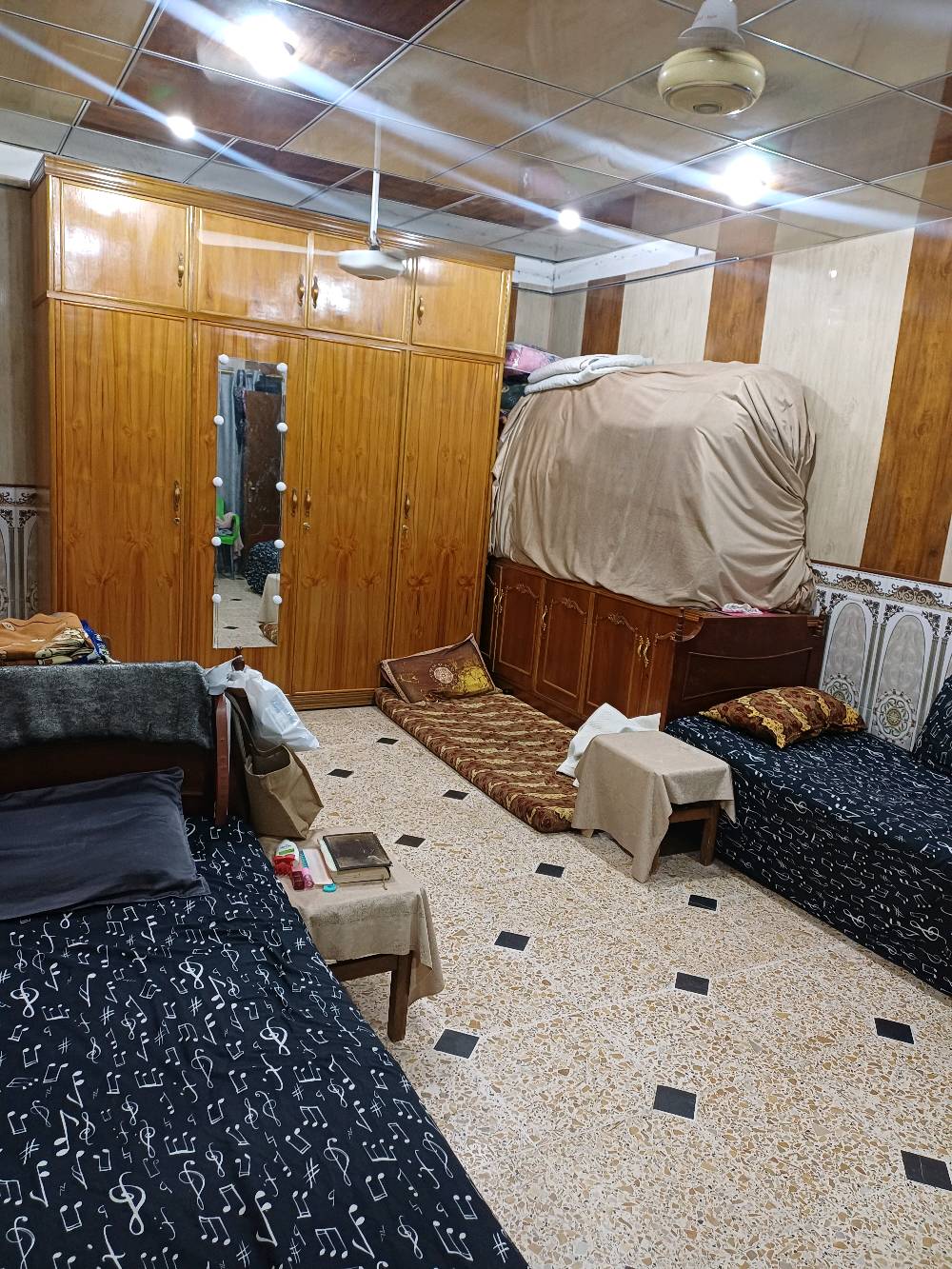 بيت للبيع في حي الهادي قرب مستشفى سامراء العام المساحة بالسند 285 واقع حال   400 وطالع من عنده محل ومشتمل 
السعر:300 وبيه مجال مع الاثاث 
طابو ملك صرف بيه غرفتين وهول وحمامين
للاستفسار: ***********
النزال 21 