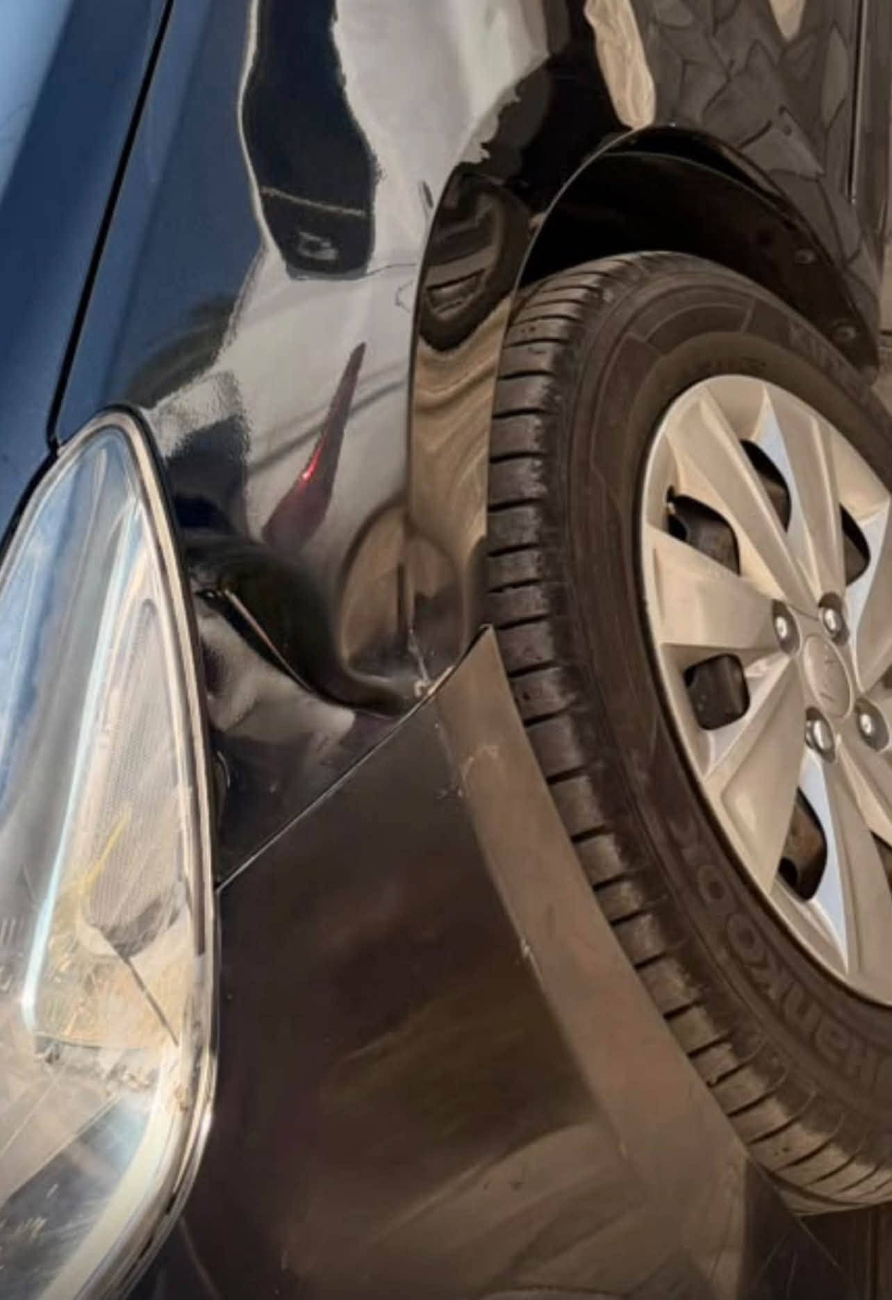 سلام عليكم     بسعر مناسب 
عندي كيا ريو  خليجي 2019 للبيع 
مكفوله 
من الحادث ما عده الطخات لي مصورهن على وضعهم 
يعني مابي صبغ   
مكان سياره بغداد القاهره 
                             هاتف  ***********   
                       معلومات اكثر   وتساب او تصال
