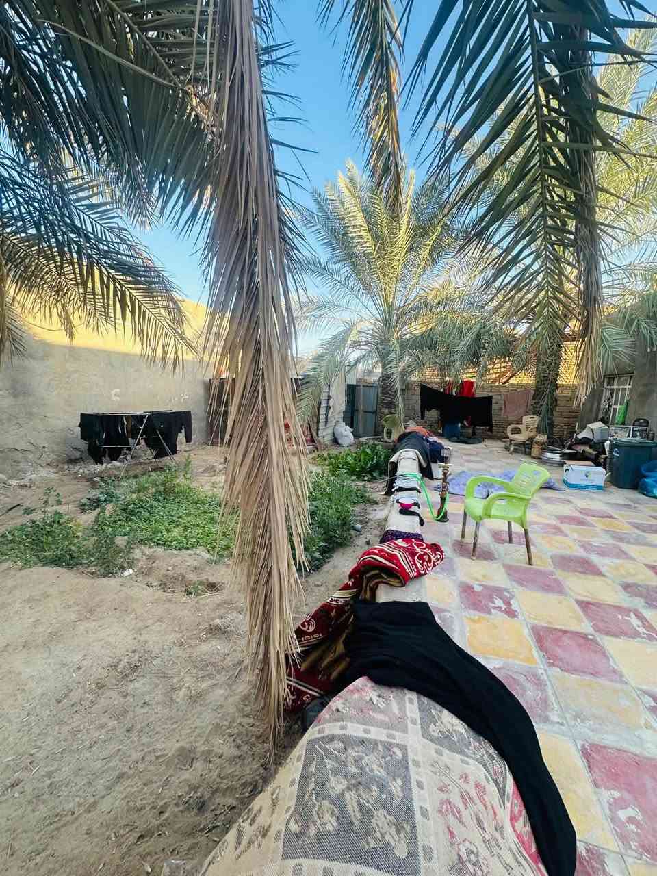 السلام عليكم بيت للبيع ب الرميثه منطقى الجزره البيت مساحه 550  يحتوي على ٣ غرف نوم +صاله 7 امتار + مطبخ 
صحيات داخليه +حديقه وكراج +حديقه مغلقه  +براني. 13متر مع صحيات وطرمه معزوله عن البيت مع مباشره الجهد الخدمي. ب شارع. مي مجاري جاهزه وجاي يشتغلون مقرنص   للاستفسار مراسله او الاتصال ع رقم ***********
