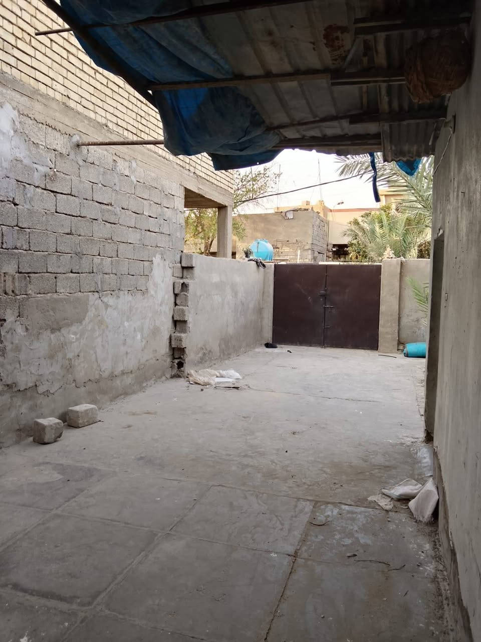 سلام عليكم يوجد لدينا بيت لليجار يحتوي على مرافق + حمام  + استغبال + غرفة واحد + مطبخ + ترك + حديقة وطرما واسعا الفيديو للتوضيح المساحة 150 السعر اليجار 200 او بي مجال  العنوان المعوقين قرب صيدلية عطر الرند للستفسار ***********
