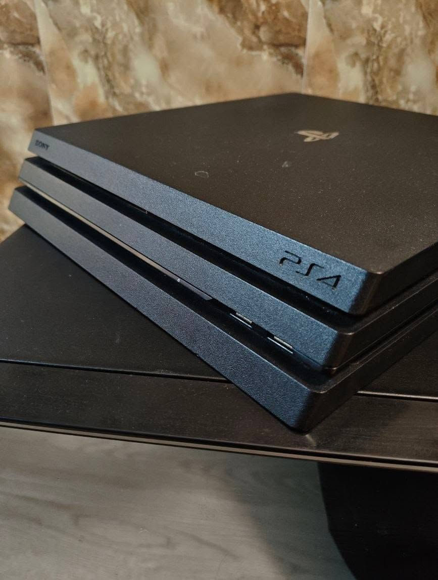 PlayStation 4 Pro
يجي وياه GTI 5 
يدة اصليه 
الجهاز نضيف وممفتوح 
السعر 380

للتواصل ***********
