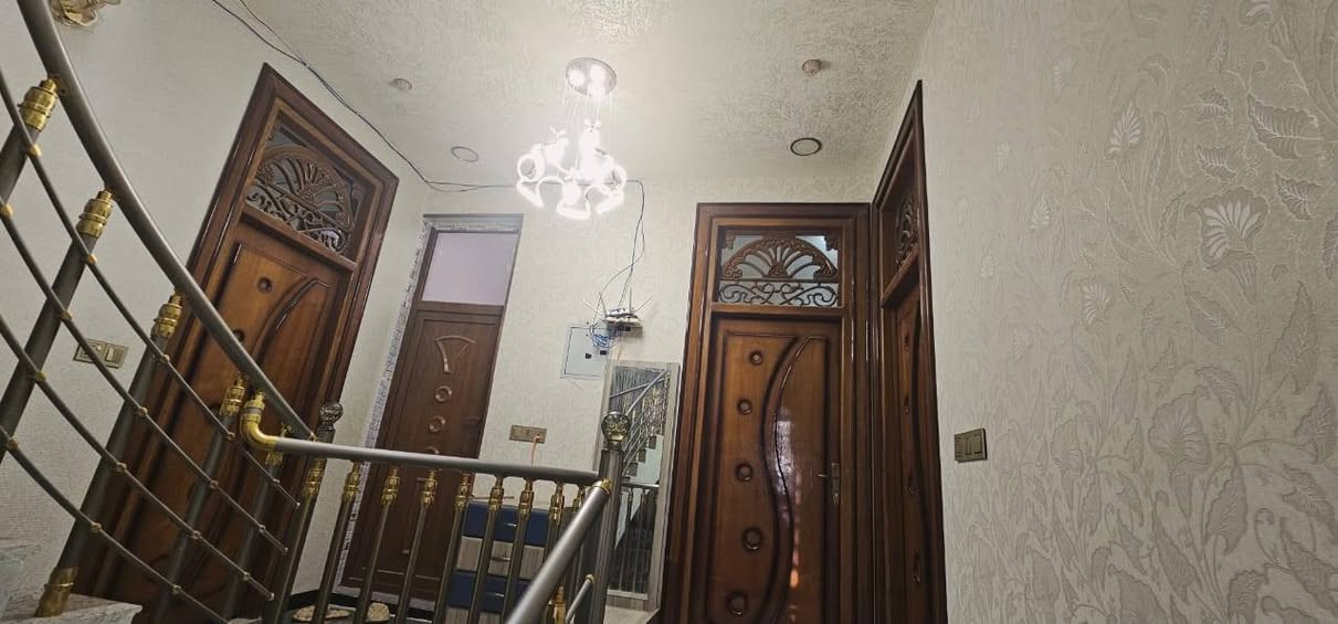بيع فقط...
دار للبيع في حي الجامعة المساحة 100 م مربع ركن 
البناء طابقين مسلح سنة 2020 ....
يحتوي على 4 غرف نوم 
السعر وباقي التفاصيل اتصال *********** مكتب المحنه
