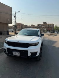 جيب كراند شيروكي 7 راكب 2022 وارد امريكي بدون حادث ماشيه 26الف ميل  فئ...