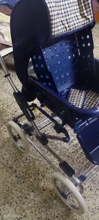 عندي هاي العربانه تخبل و امانه الله طفل مكاعد بيهة بس فتحت البطانه و غ...
