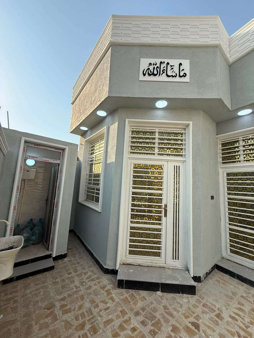 حي بغداد ارخص بيت حالين 🔥
بيت مساحه 150 متر وجها 7.5 ونزال 20
طابوك بل كامل شنه البناء 2026 
محتوياته غرفتين وصاله ومطبخ وصحيات وستقبال السعر 170 مليون 
هـ ***********
هـ ***********
