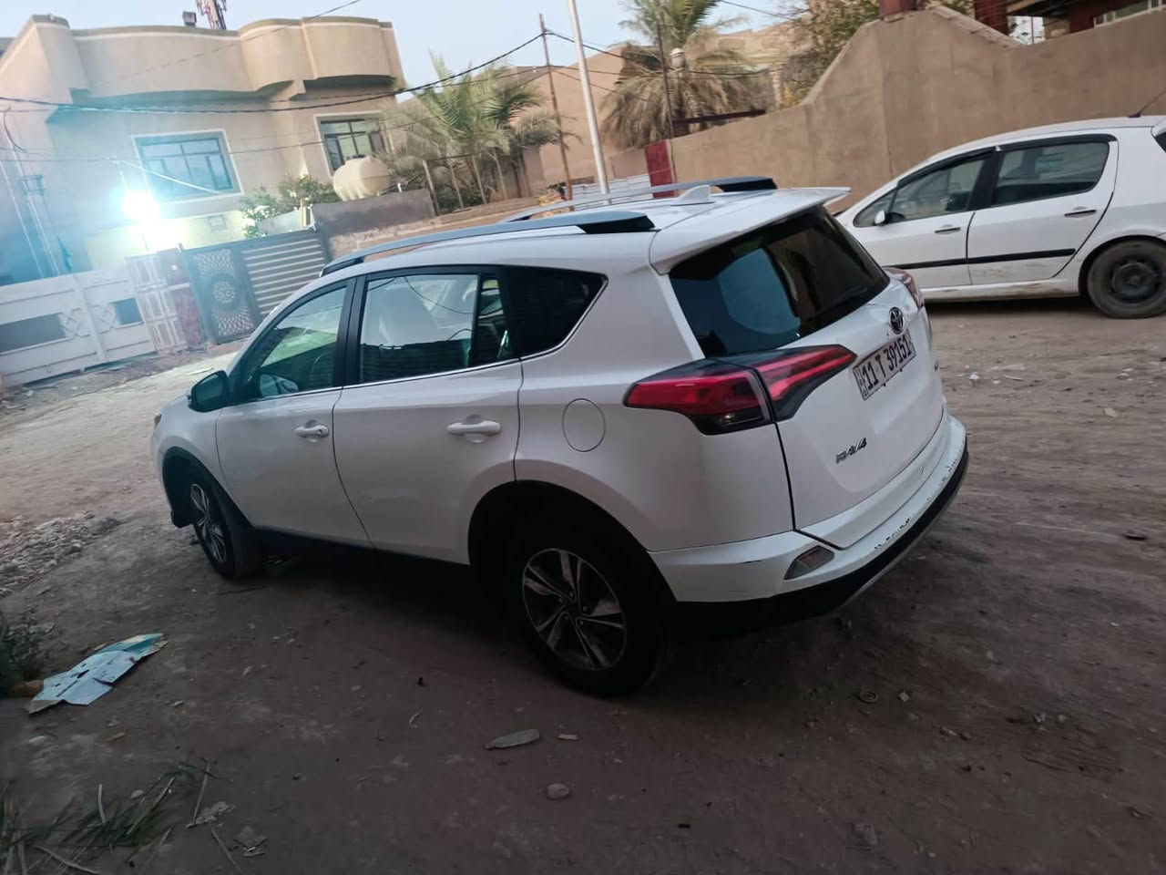 السلام عليكم 
راف فور ٢٠١٨ للبيع 
مواصفات xle اعلى مواصفات 
السياره حلوه وجاهزه ونظيفه 
حادثها موضح بالصور تبديل فقط بنيد وبارد بالجاملغ 
وبيهه بارد بسيط بقبق ااجنطه الباقي كفاله 
ماشيه ١٢٠ ميل 
رقم جديد باسمنا 
تحويل ثاني يوم 
السعر مناسب جداً ١٦٠ ورقه مستعجل ع البيع 
السياره مرتبه بالعافيه ع الياخذها 
مكانها حله ***********

