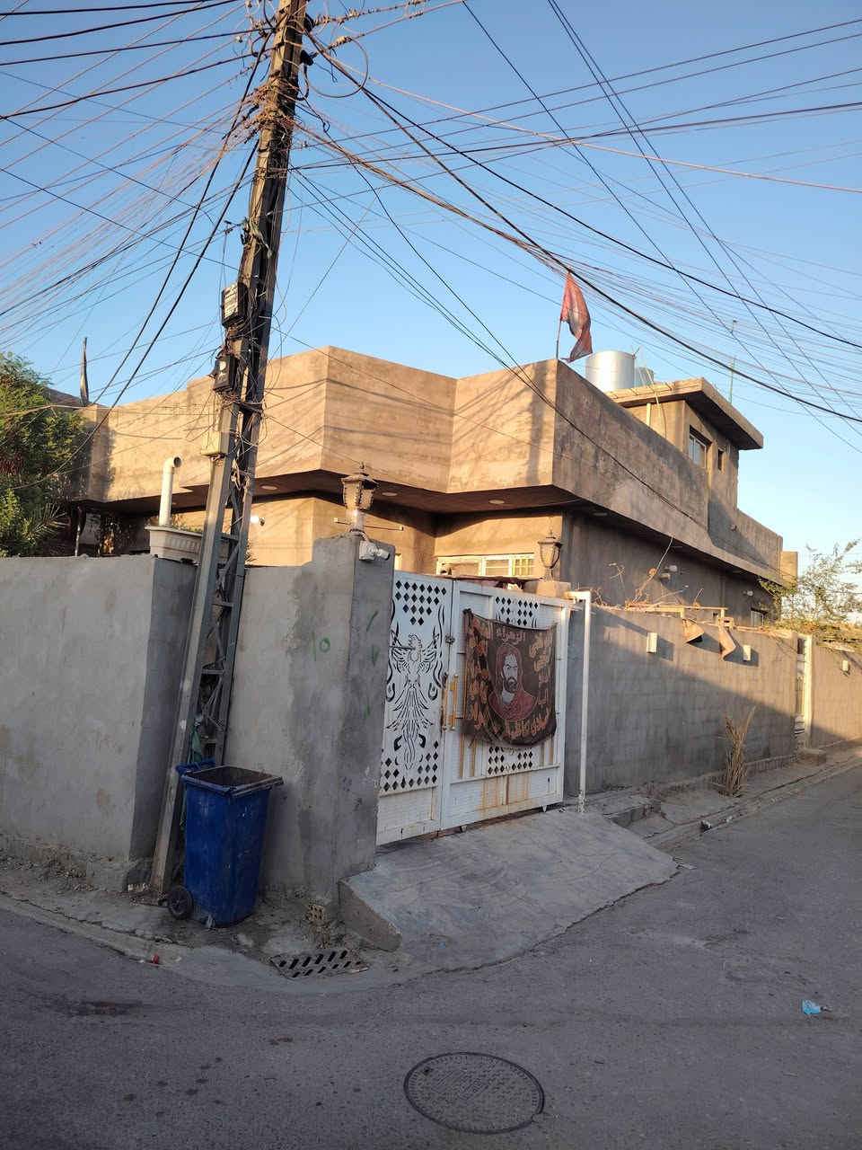 السلام عليكم
بيت للبيع طابو ملك صرف 
مساحه 230 ركن 
مي خطين كهرباء خطين 
الاستفسار 
رقم الهاتف ***********
