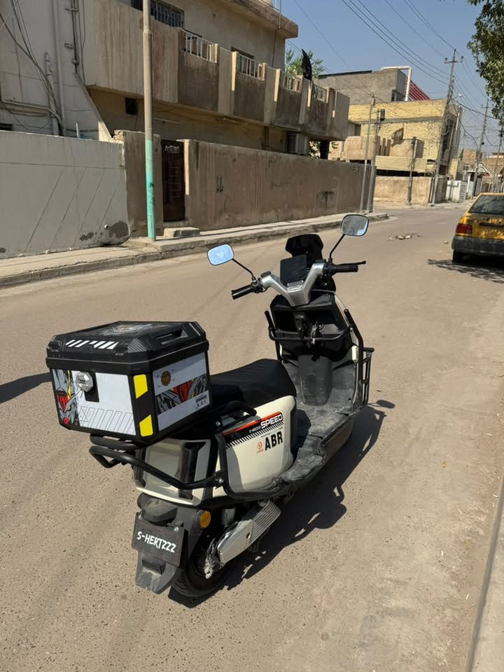 السلام عليكم دراجة صاعقة نضيفة حيل مابيهه نقص 6 بطاريات شاشة دجتل 4 سرعات وبيه بك مثبت سرعه دبل سويج بصمه وكارت ملف من 2500-3000 كامله مابيه نقص المكان بغداد البياع *********** بي واتساب السعر 900 وبيه مجال
