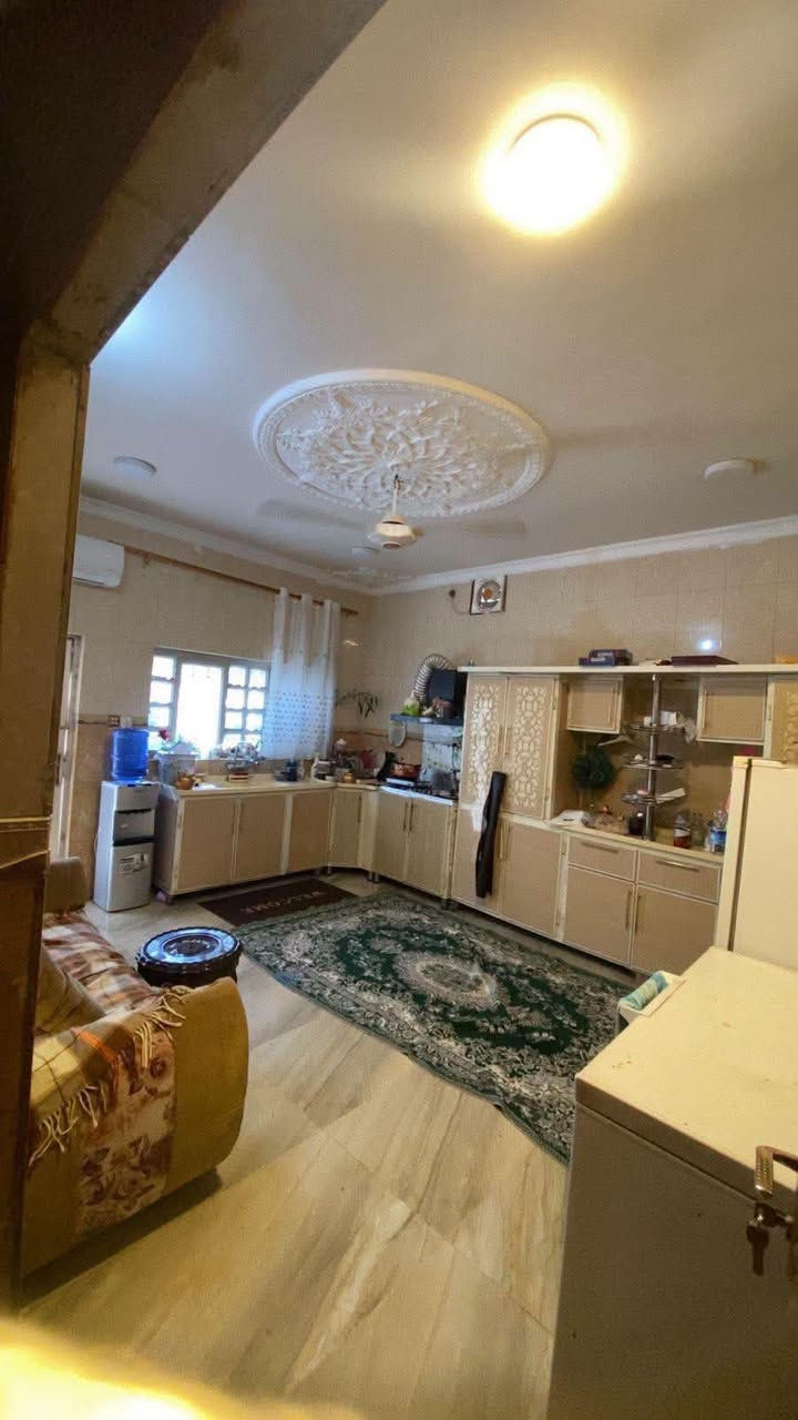 السلام عليكم  و رحمة الله دار حديث للبيع في حي الحضارة الشارع الرئيسي لمدرسة العبير بالفرع المقابل لأسواق هايبر الريان  و جميع ملحقات الدار تحتوي على الديكوات و النقوش المغربية الحديثة و بمختلف التصاميم و  بمساحة 420  واجهة 14 متر و النزال 30 متر تفاصيل الدار:- 
1-  حديقة امامية كبيرة بمساحة 12X8 متر تحتوي على كافة أنوع الأزهار و أشجار الزينة و  العطرية والحمضيات  الأشجار المثمرة  و تحتوي على شلال ماء و نافورة حجرية مع الإضاءة الخاصة بالحدائق بالإضافة إلى جلسة خارجية مطلة على الحديقة 
2- كراج  كبير و مسقف يتسع لسيارات عدد اثنين 
3- محمية طبيعية للحيوانات و الطيور مسقفة بالحديد و القواطع بمساحة 12X6 متر و تحتوي على شلال ماء مشيد من السيراميك و العوازل لمنع الرطوبة 
4- البناء طابقين كونكريت مسلح يحتوي على خمس غرف نوم  بمساحة 5X5 واحدة منها ماستر و استقبال كبيرة بمساحة 6X5 و صالتين كبيرة  الأولى بالطابق الأرضي و الثانية بالطابق الأعلى بمساحة 9X7 و مطبخ منفصل بمساحة 6X6 و حمامات صحية عدد أربعة   للاستفسار أكثر الاتصال عل رقم ***********
او مراسله الصفحه
