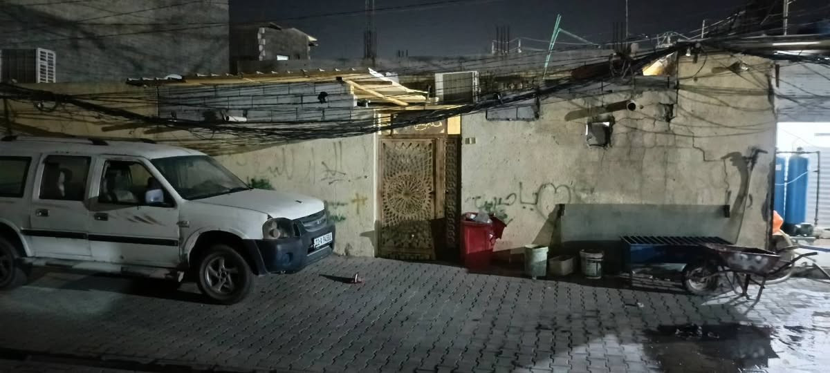سلام عليكم بيت للبيع مساحه 185متر
غرفتين +صاله+مطبخ +حمامات +منور +مساحه البيت؟ مع محلات 3 امئجرات عل شارع الخدمي مال الكيات الرضويه ال 7 البيت عله 3شوارع ركن لأستفسار علئ رقم
*********** اويراسني، خاص
