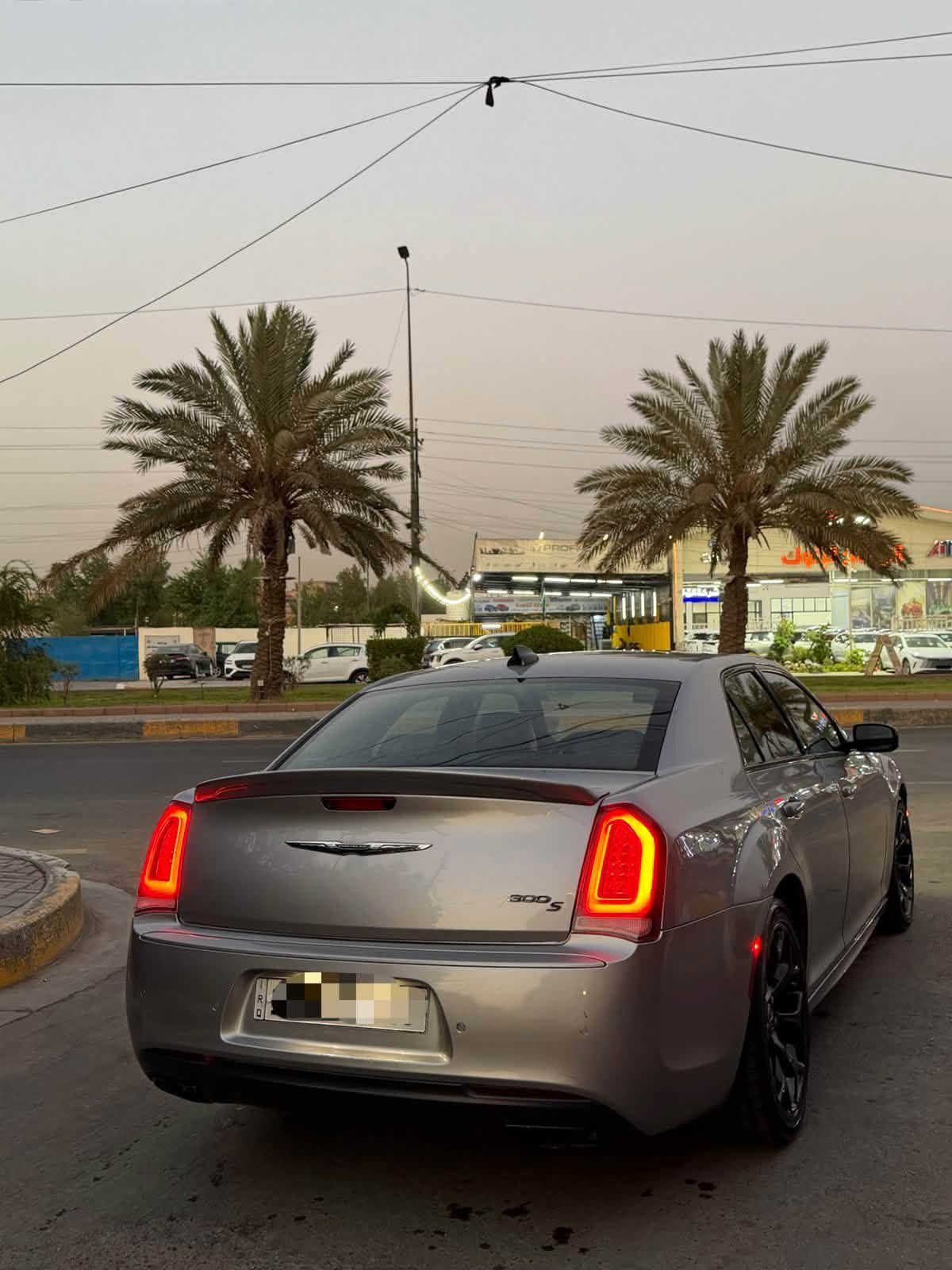 السلام عليكم للبيع كرايسلر c300 موديل ٢٠١٨ اصل وراد داخله كلين اجه بيهه من بره كلير ثلاث قطع بدون دواخل بدون ايرباك السياره فول مواصفات للأخير S  بنوراما رادار امامي تحديد مسار رادار جانبي كشنات تدفئه تبريد السياره فول كلش خنك كل شي تريد بيهه سته سلند ماشيه ٩٨ الف حقيقي كير مكينه كفاله صدر امامي خلفي تخم تاير كله جديد 
مكان السياره بغداد 
السعر (192) وبيهه مجال للطيبين
للاستفسار 
***********

