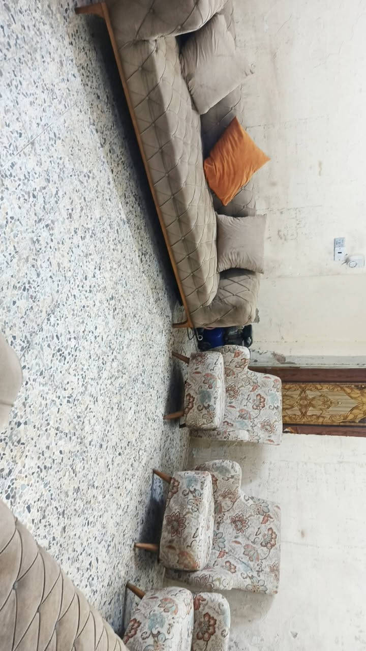 تتخم 9 مقاعد تركي نضيف جدا نضيف سعر 250 وبي مجال مكان البياع يوجد توصل بكروه رقم يوجد وتساب ***********
