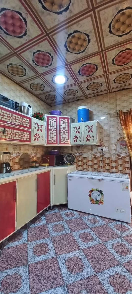 السلام عليكم بيت للبيع
مكون من طابقين الطابق للاول غرفتين ومجمع وربعة ومطبخ وحمام... والطابق الثاني مكون من ٣ غرف ومجمع
المساحة 340 
السعر 60
*********** مكتب زيد للعقار 
للعلم البيت بيه معاملة طابوا بالبلدية حاليا 
مكان البيت منطقة العيث
