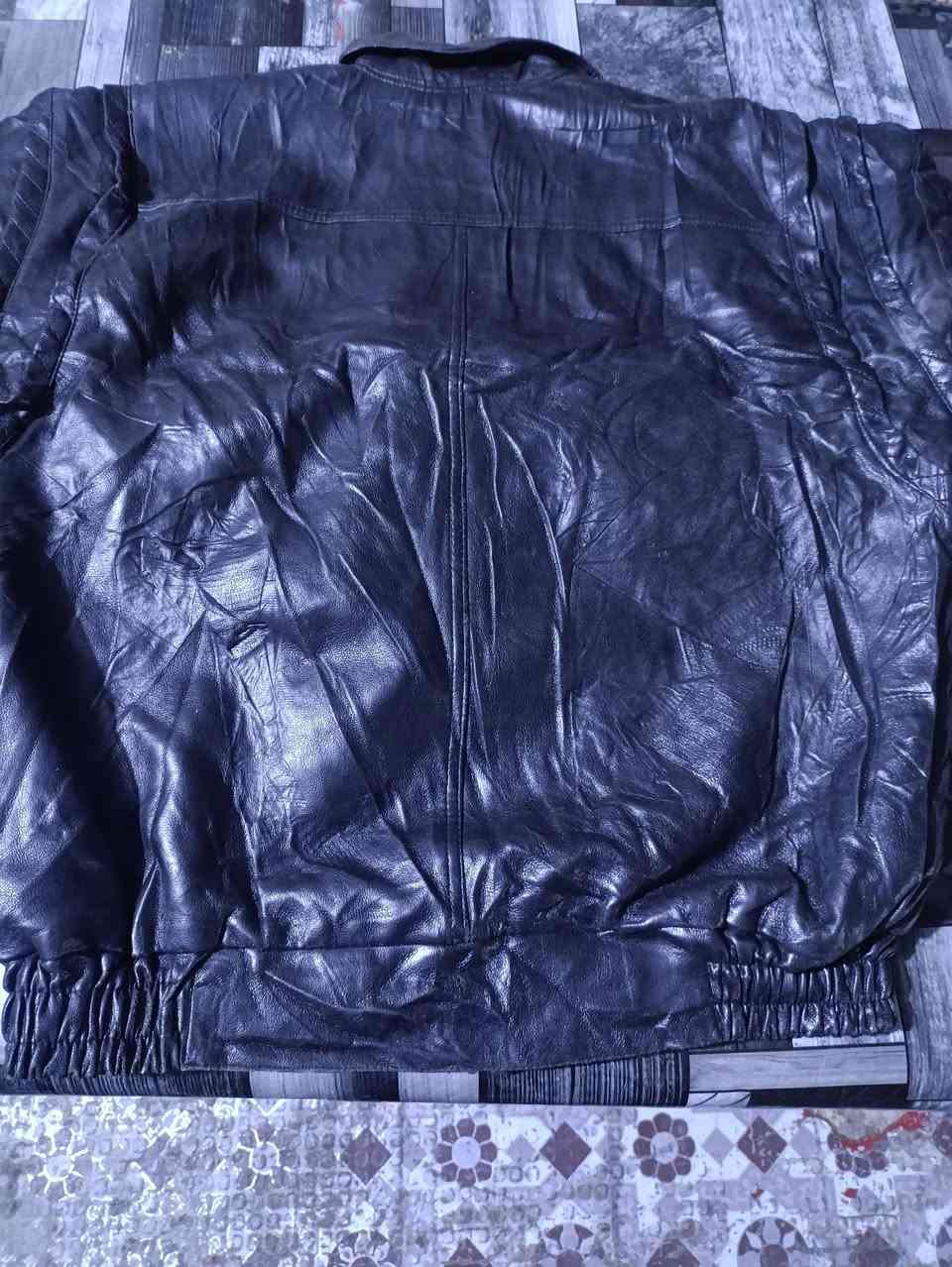 قمصله جلد طبيعي ايطالي الصنع قياس XXL عمل يد السعر 40 الف مع التوصيل
