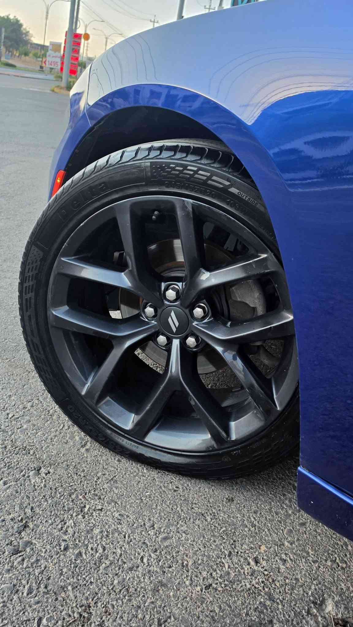 جارجر 2021 BLACK TOP بلاك توب
6 سلندر تو ويل 
ماشية 60 فقط 

بيها قطعتين صبغ 
بدون ايرباك ودواخل 

* رادار جانبي ( نقطة عمياء )
* حساسات خلفية 
* شاشة ابل كار بلي واندرويد اوتو 
* مرايات تعتيم
* ويل قياس 20 
* تشغيل عن بعد 

رقم دهوك بأسمي 
جداً نظيفة السيارة وبوضع الشركة 

السعر : 205 وبيها مجال 
مكان السيارة دهوك 
***********
***********
اتصال أو واتساب

