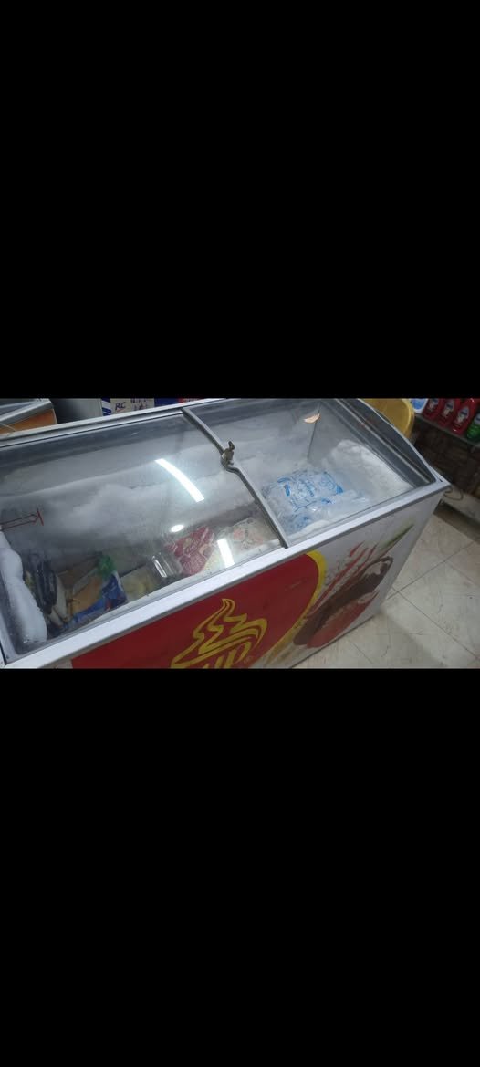 السلام عليكم عارضات للبيع نضيفات جدا 3عاموديات 2كبار او1وسط و3طرحيات وحده كبيره و2وسط للاستفار يرجى المراسله على الواتس اب ***********
