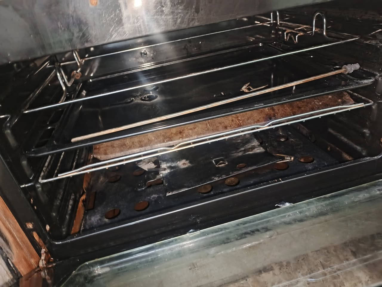 طباخ مستعمل نضيف حيل وشغال 5 عيون والفرن هم ونارة قوية سعره150 للتواصل ***********

