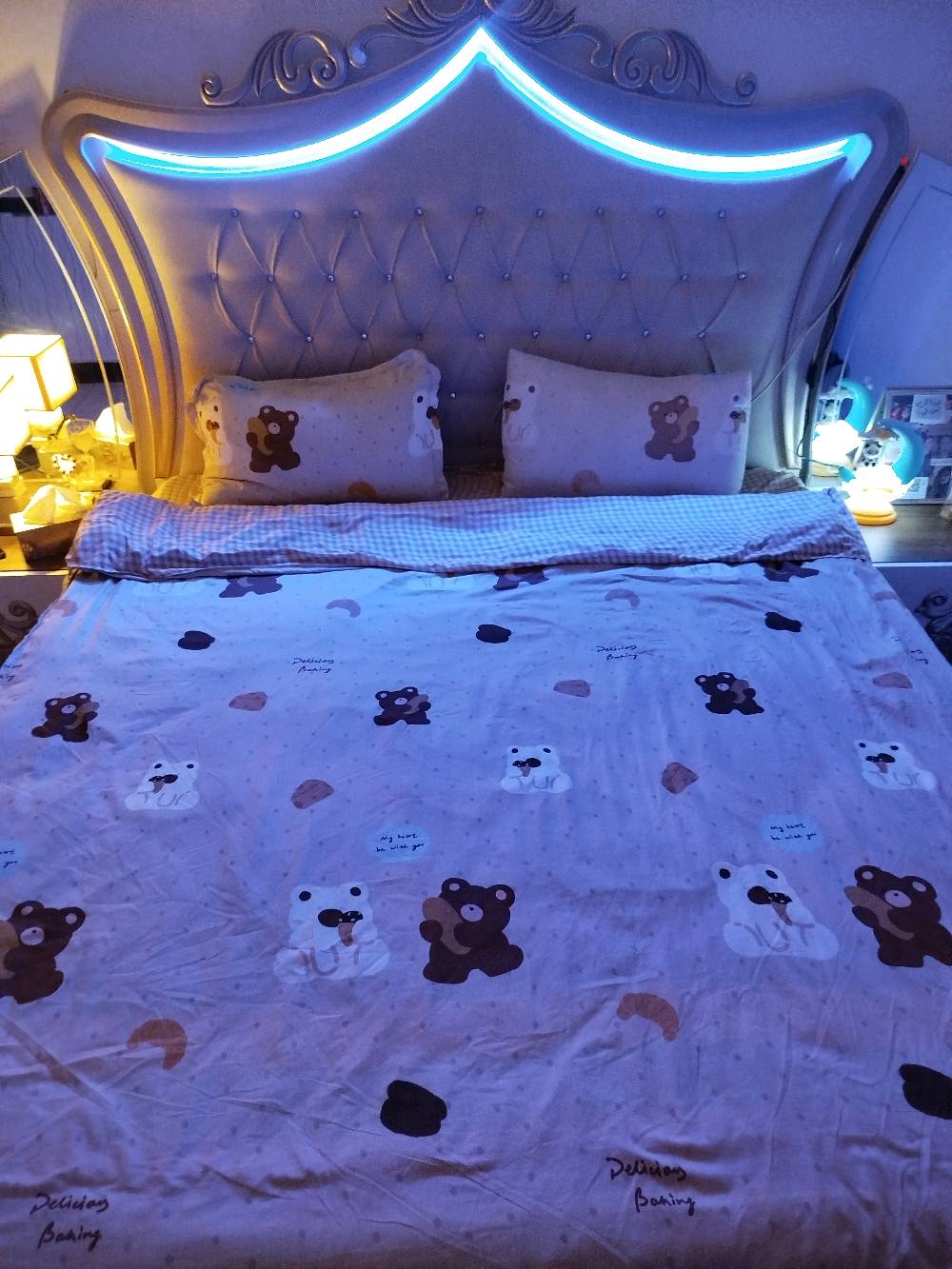 🛏️✨ للبيع – أثاث غرفة نوم 7 قطع  ✨ 
السعر قابل للتفاوض بالمعقول 🤝🏻 
الأثاث تم شراؤه قبل حوالي سنتين بسعر 2,500,000 دينار عراقي، وحالته حاليًا ممتازة ومحافظ عليه.تصميم نيو كلاسيك – مودرن عصري، محافظ عليه ونظيف استعمال شخصي فقط، والبيع بسبب تغيير الأثاث.تتكون من:
• 🛏️ سرير نفرين بتصميم أنيق مع إضاءة LED في الهيد بورد.
• 🗄️ 2 كومدينات
• 🚪 دولاب ملابس كبير بتصميم مميز ومرايا، عملي وواسع للتخزين.
• 🪞 تسريحة مع مرآة كبيرة وتصميم فاخر، تحتوي على أدراج وخزائن للتخزين.
• 🪞 مرآة طويلة مستقلة مع مجر خزن سفلي.
• 🛋️ شازلونج (Chaise Lounge)
• 🛏️ دوشك طبي نفرين هدية مع الغرفة.
شنو اسم/نوع الغرفة أو الشركة المصنّعة إذا موجود؟ وهل هي تركي لو محلي؟: 
تركي
هل القطع كلها شغّالة وزينة، خصوصًا إضاءة الـLED والدواليب والمرايا؟: 
نظيفه بحاله جيده
السعر نهائي لو قابل للتفاوض؟ وإذا أكو توصيل أو فك وتركيب، شلون يكون الاتفاق؟: 
قابل للتفاوض