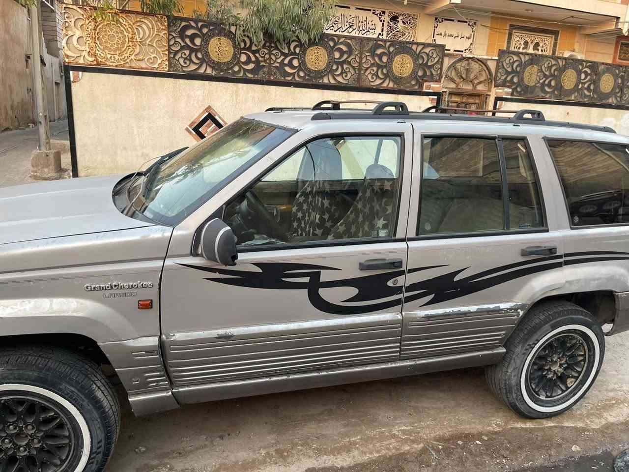 جيب شيروكي موديل 1993 محرك بطة 3000 رقم بصرة خصوصي وراعيه بلبصرة السعر 35 ورقة وبي مجال بسيط للاستفسار الاتصال على الرقم ***********
